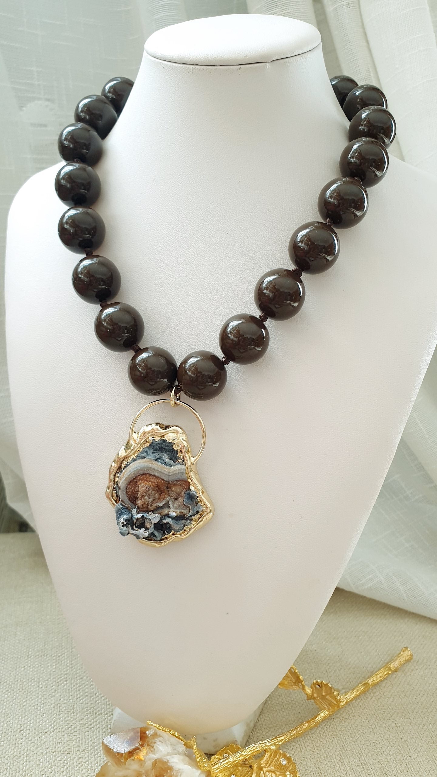 Girocollo in resina con agata concinas