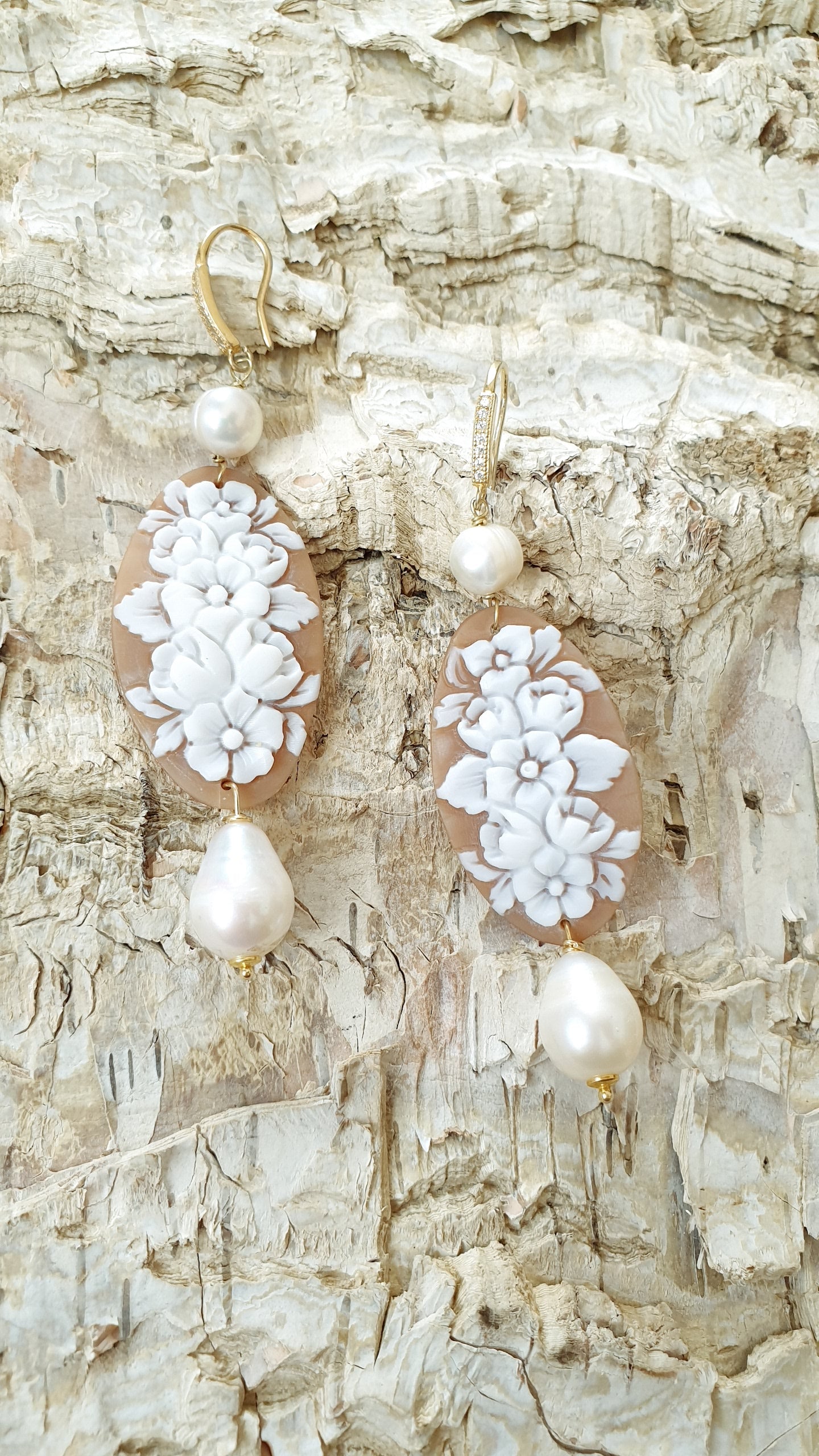 Orecchini in argento con cammei floreali, perle di fiume