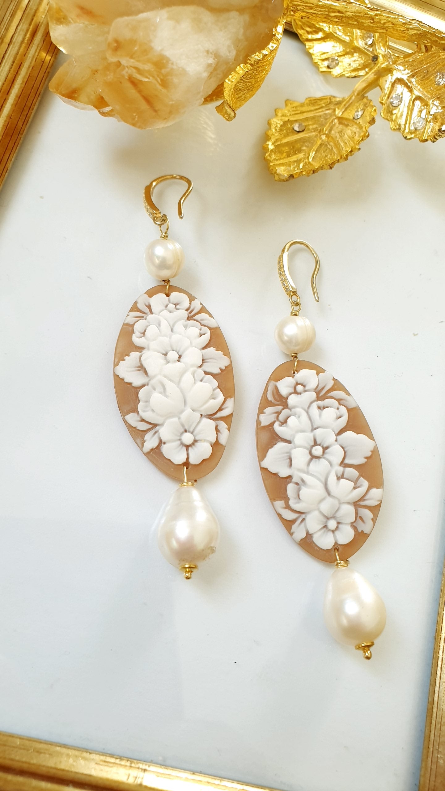 Orecchini in argento con cammei floreali, perle di fiume