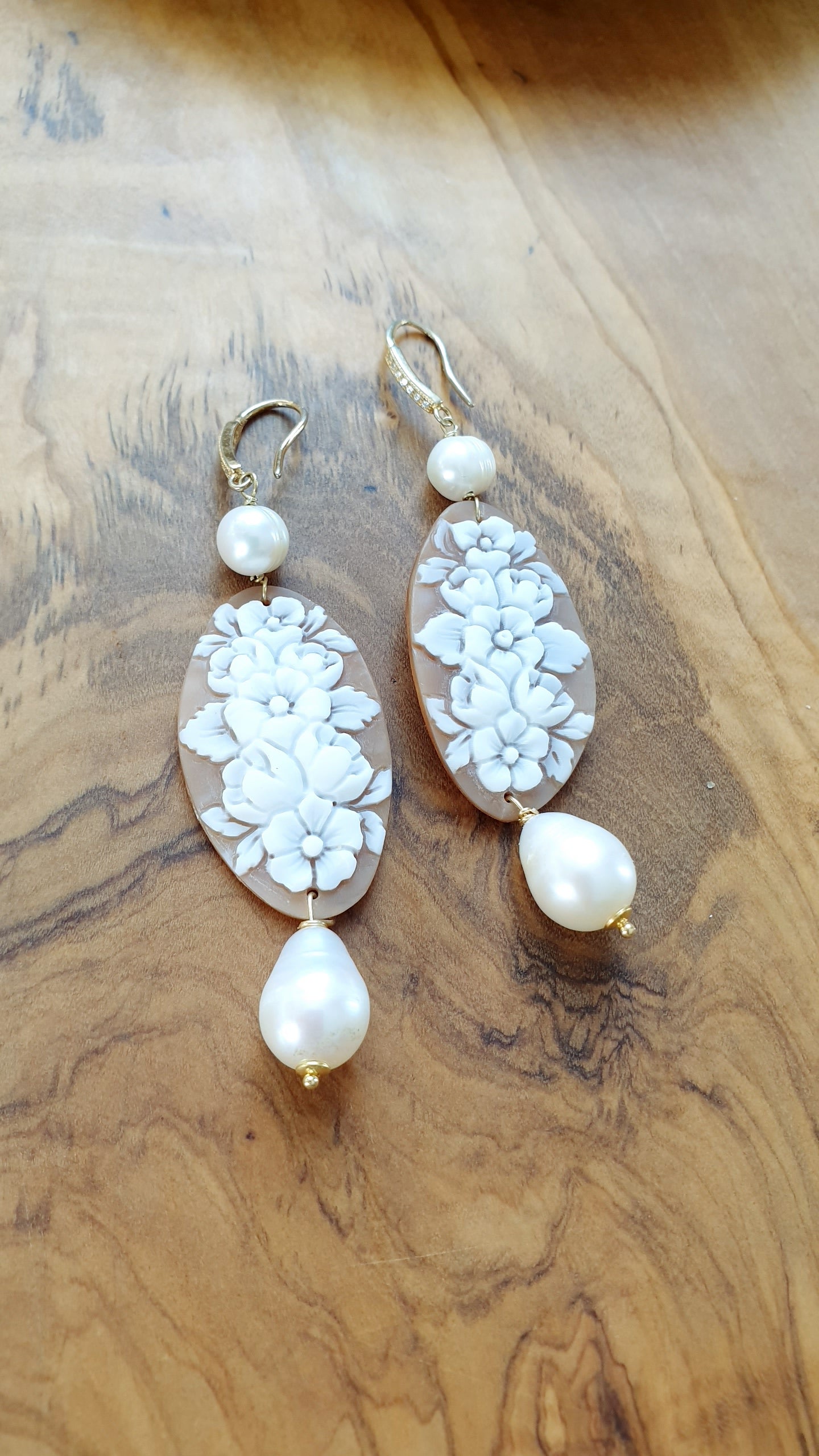 Orecchini in argento con cammei floreali, perle di fiume