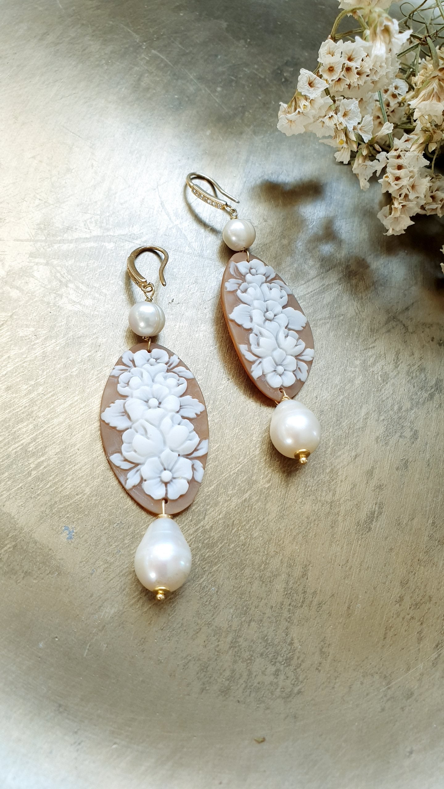 Orecchini in argento con cammei floreali, perle di fiume