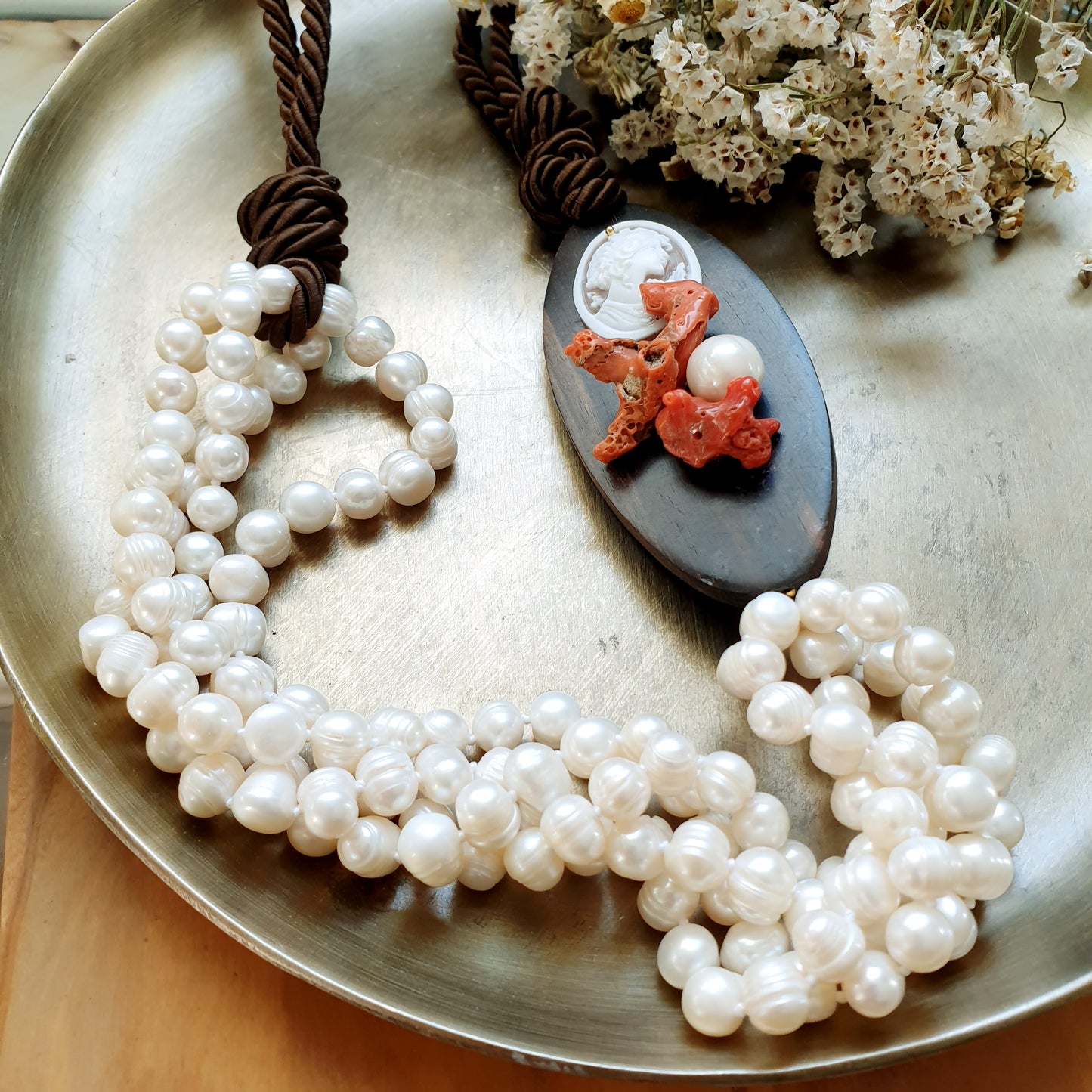 Bellissima collana  in seta con ebano, cotallo, cammeo, perle