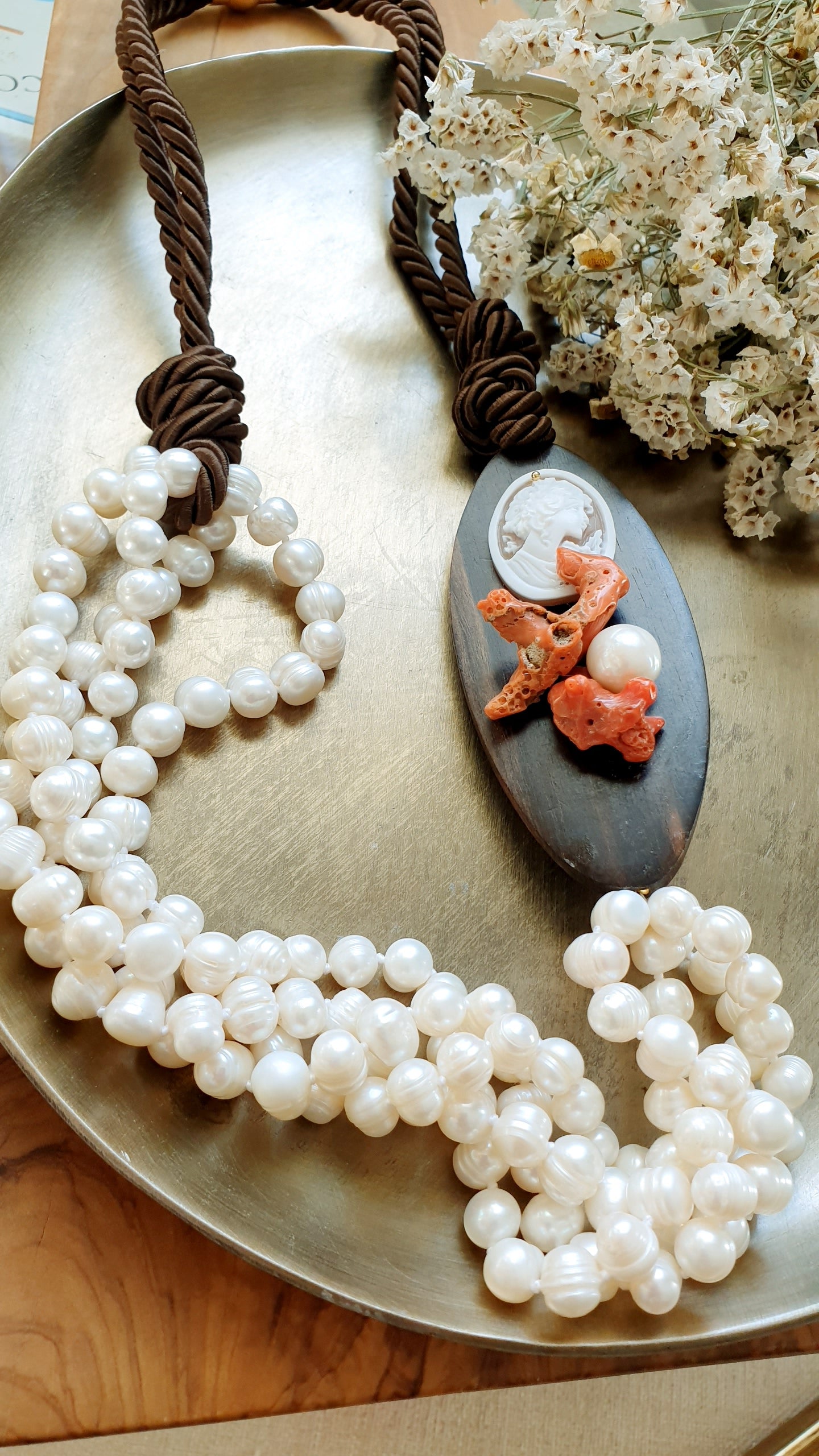 Bellissima collana  in seta con ebano, cotallo, cammeo, perle