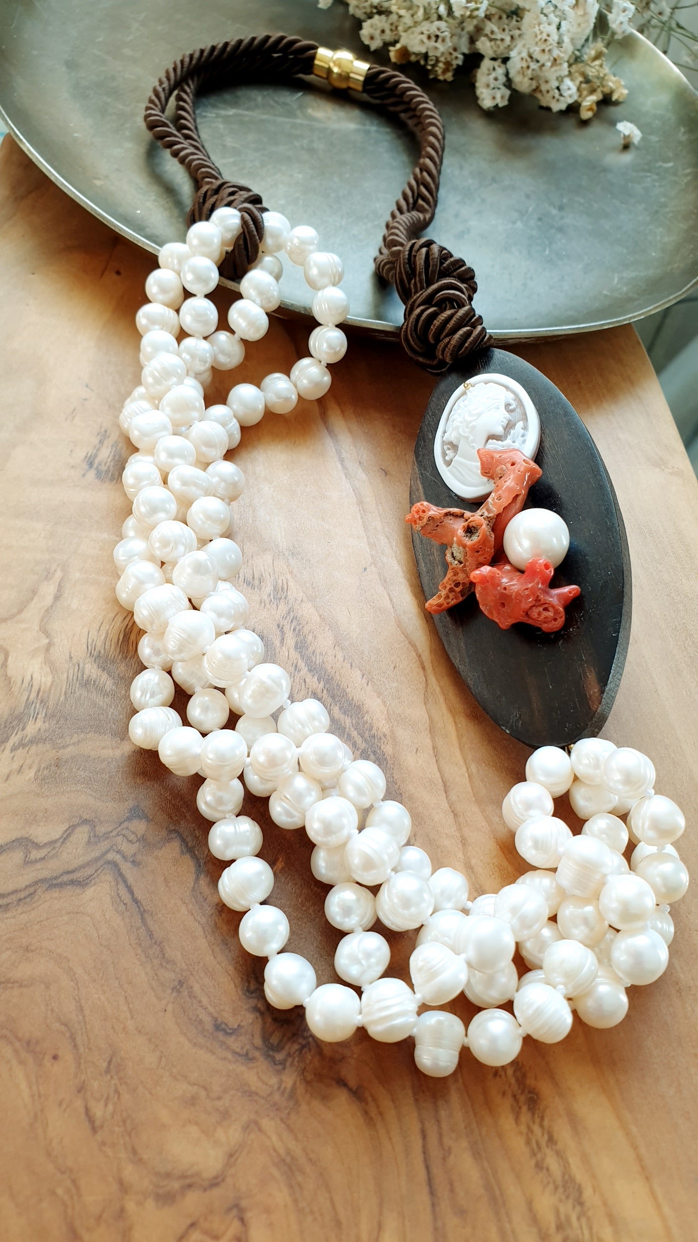 Bellissima collana  in seta con ebano, cotallo, cammeo, perle