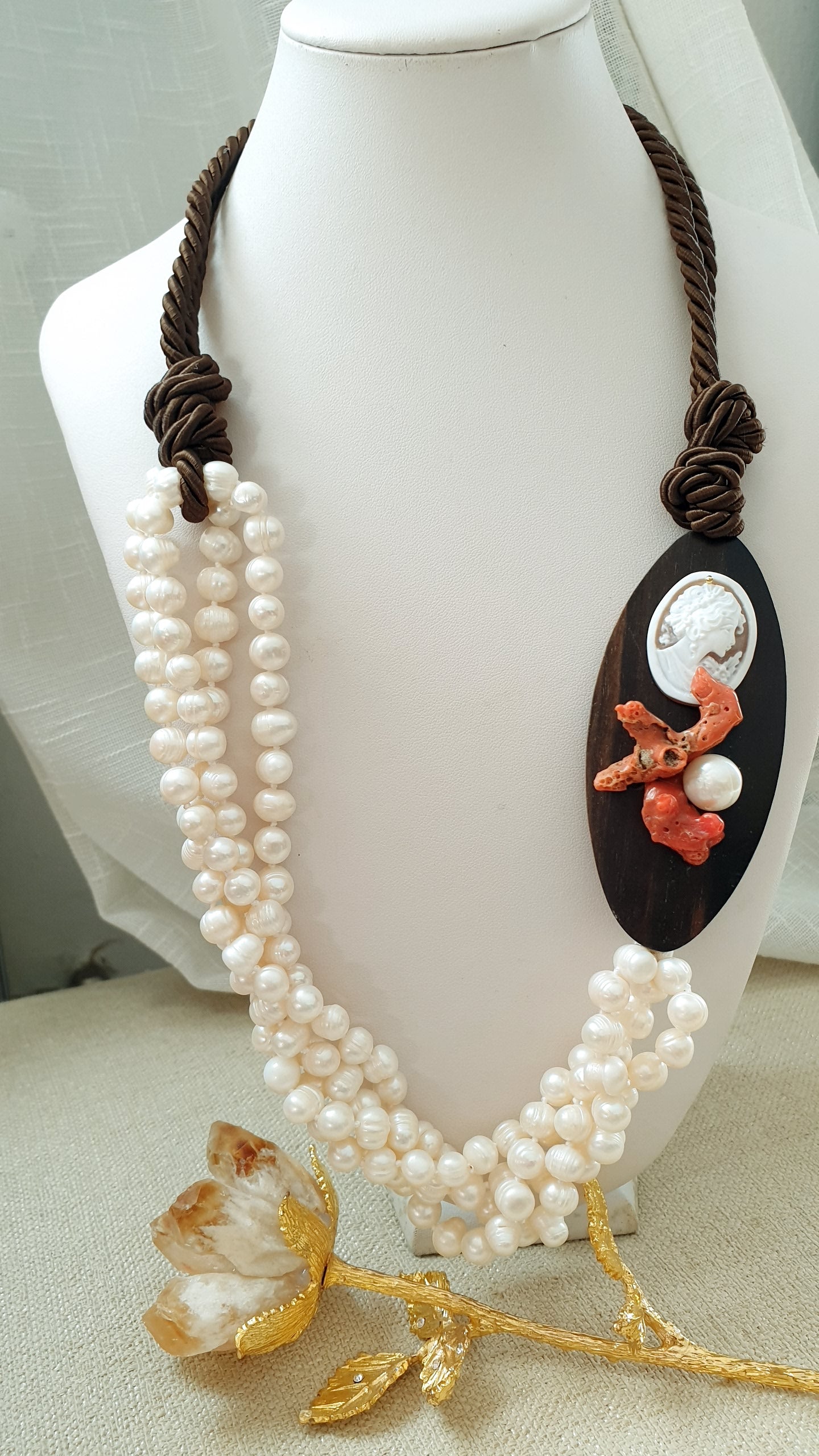 Bellissima collana  in seta con ebano, cotallo, cammeo, perle