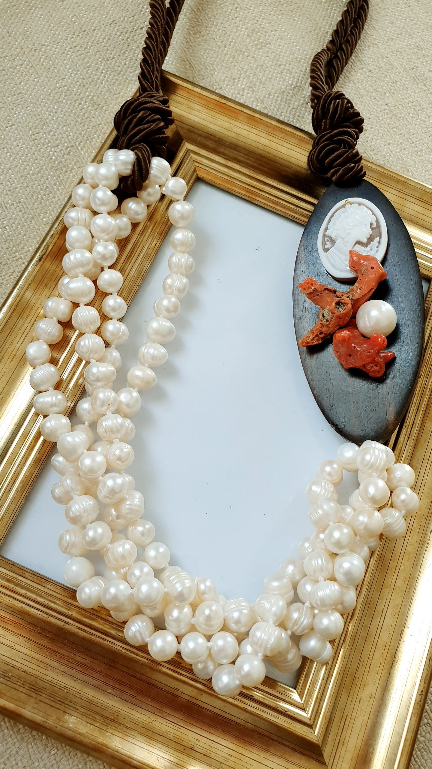 Bellissima collana  in seta con ebano, cotallo, cammeo, perle