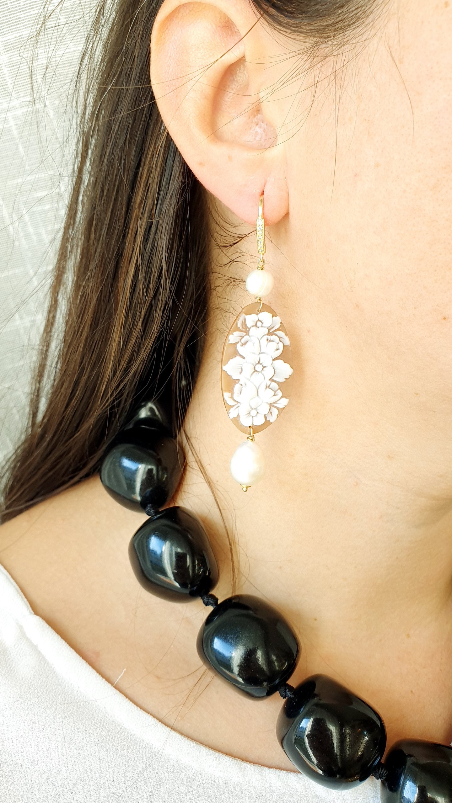 Orecchini in argento con cammei floreali, perle di fiume