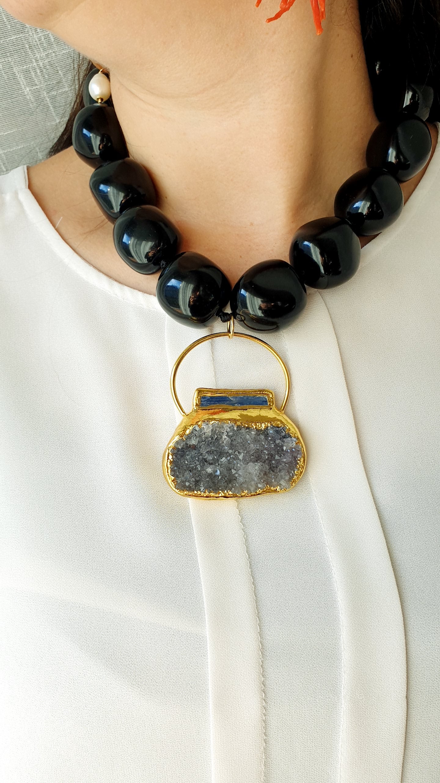 Girocollo in resina nera e grande drusa di quarzo