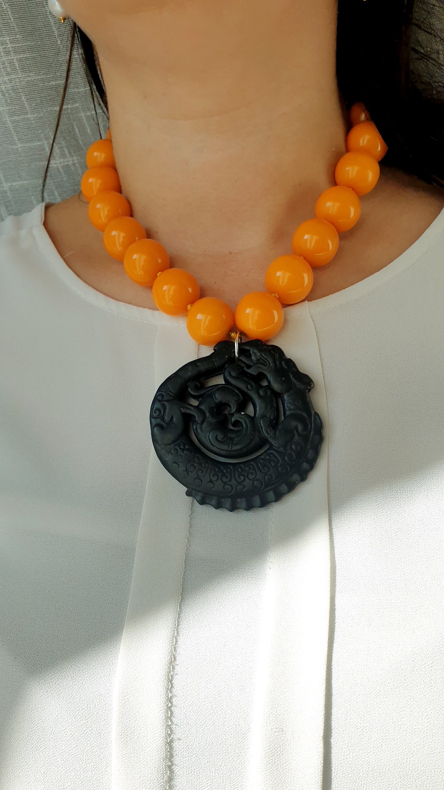 Girocollo in resina con grande giada nera intagliata