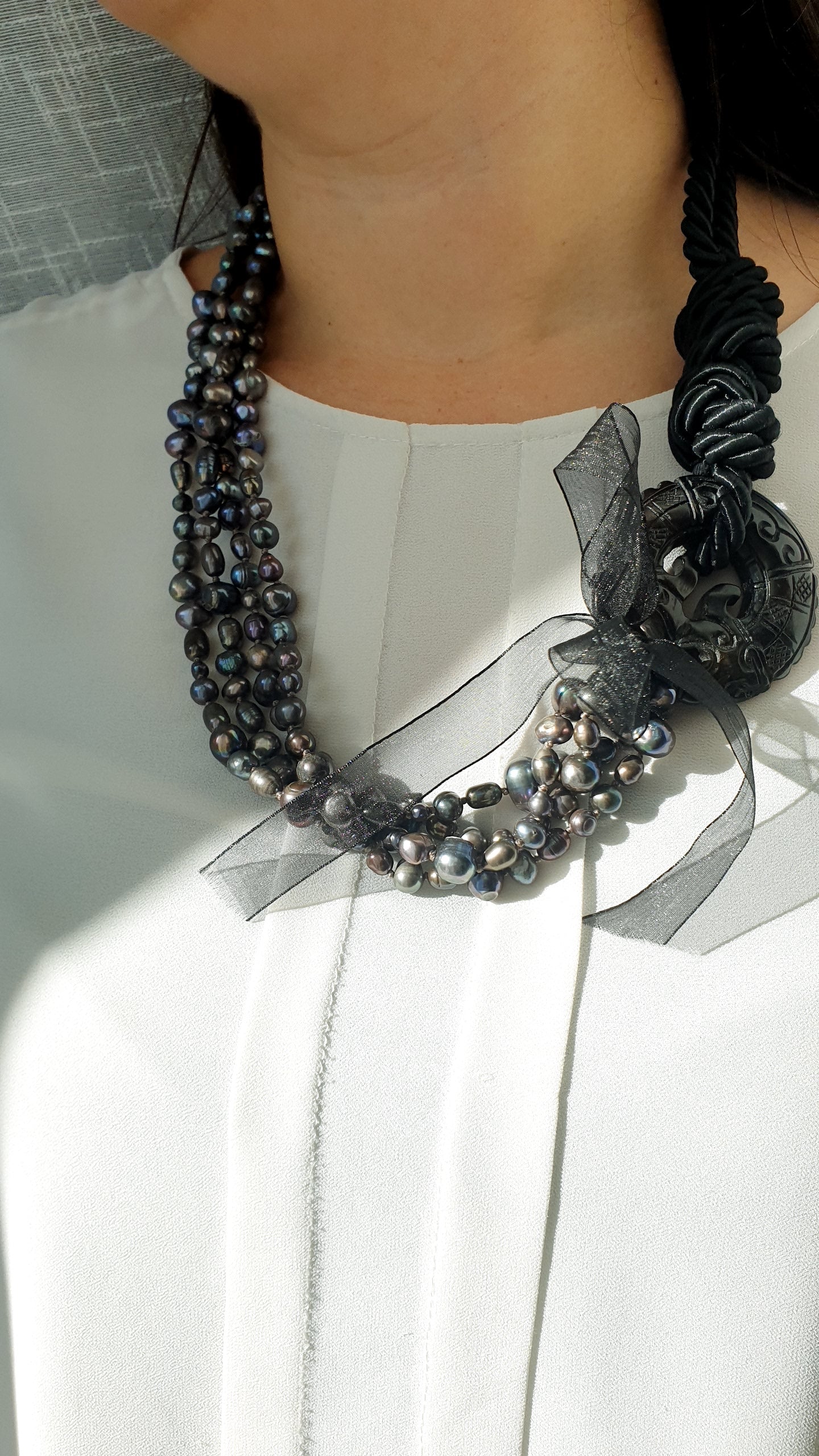 Collana in seta e argento con giada e perle di fiume