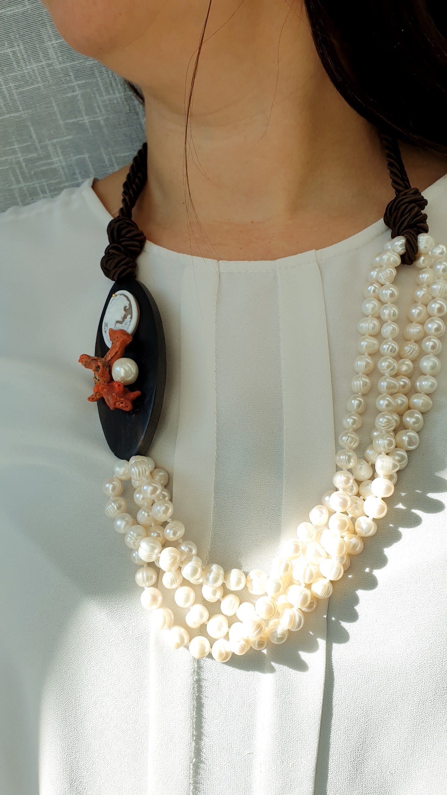 Bellissima collana  in seta con ebano, cotallo, cammeo, perle