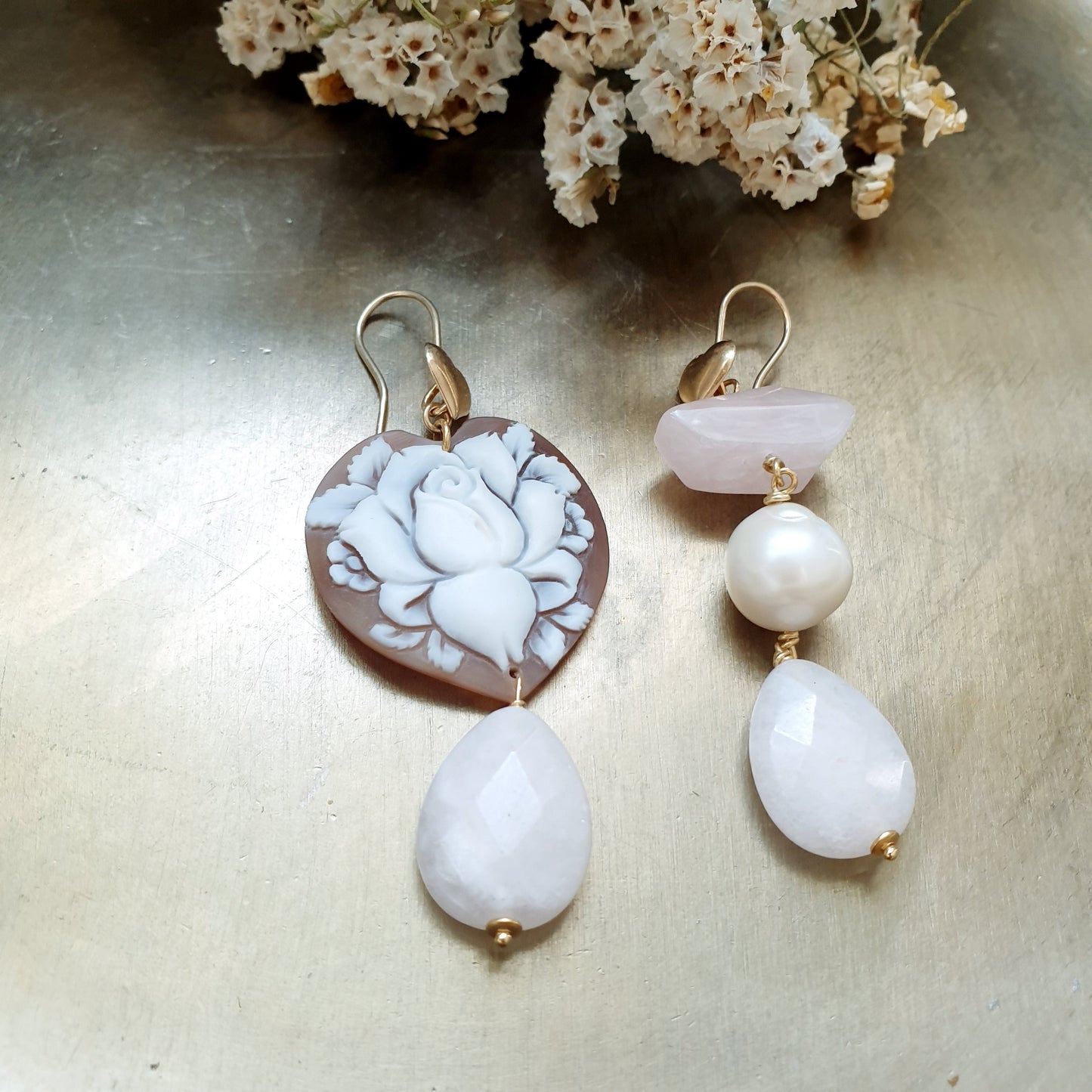 Orecchini in argento con cammeo, quarzo rosa, perla barocca