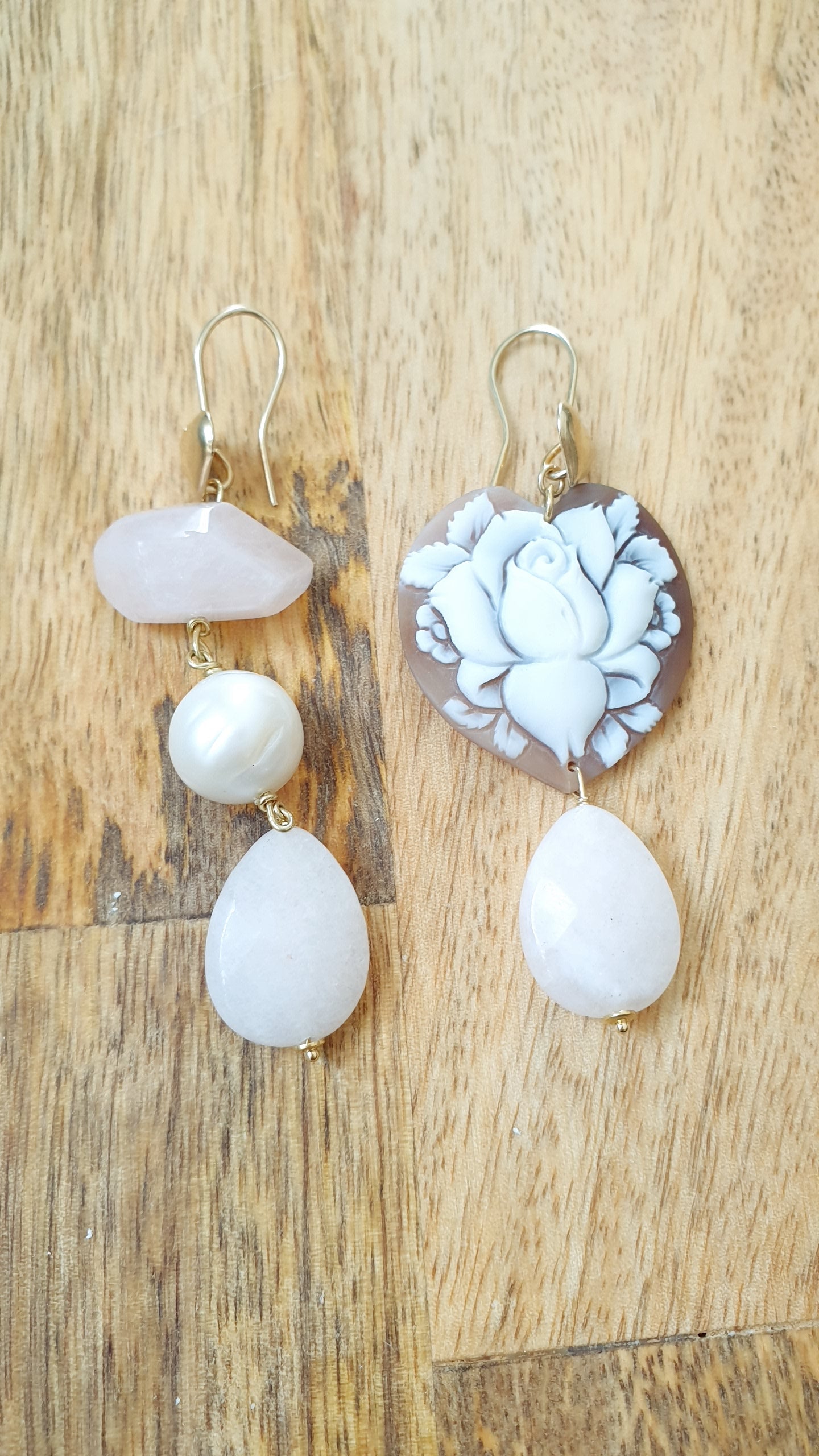 Orecchini in argento con cammeo, quarzo rosa, perla barocca