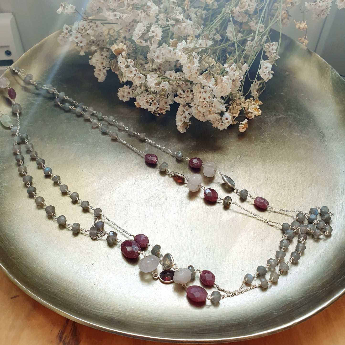 Lunga collana in argento con labradorite, radice di rubino e morganite