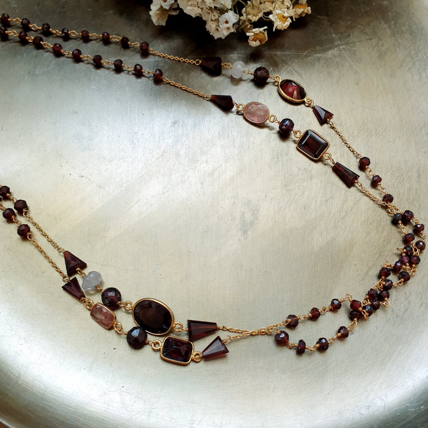 Lunga collana in argento placcato oro con granato e tormaline