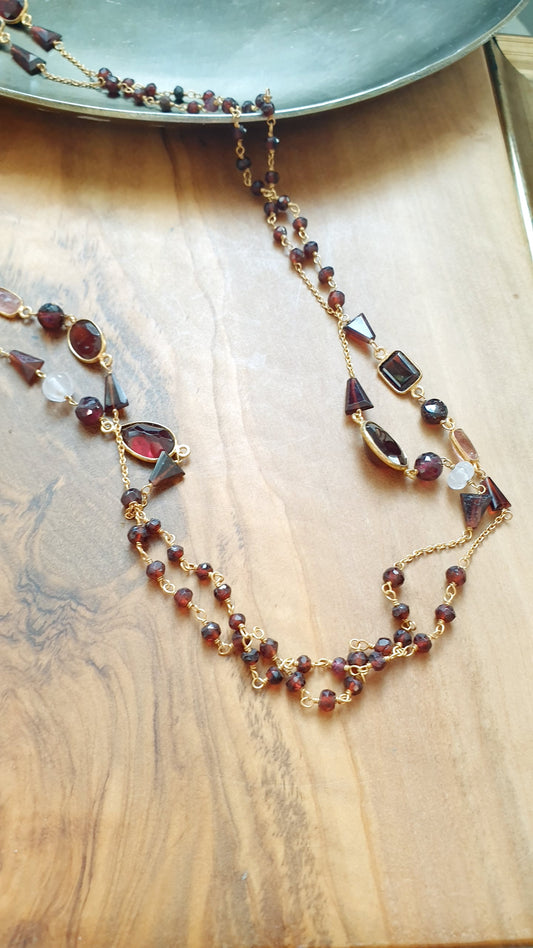 Lunga collana in argento placcato oro con granato e tormaline