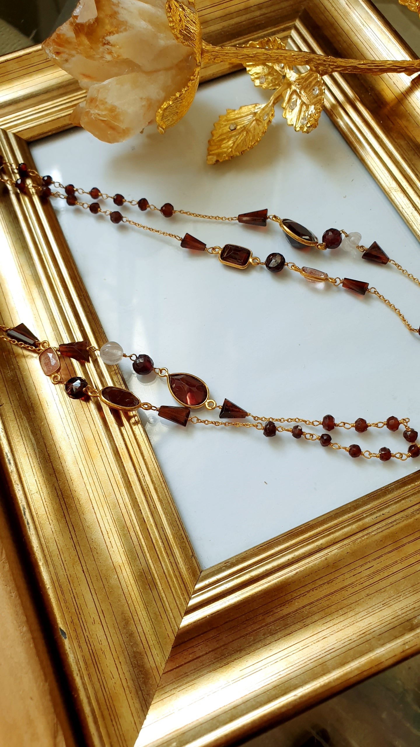 Lunga collana in argento placcato oro con granato e tormaline