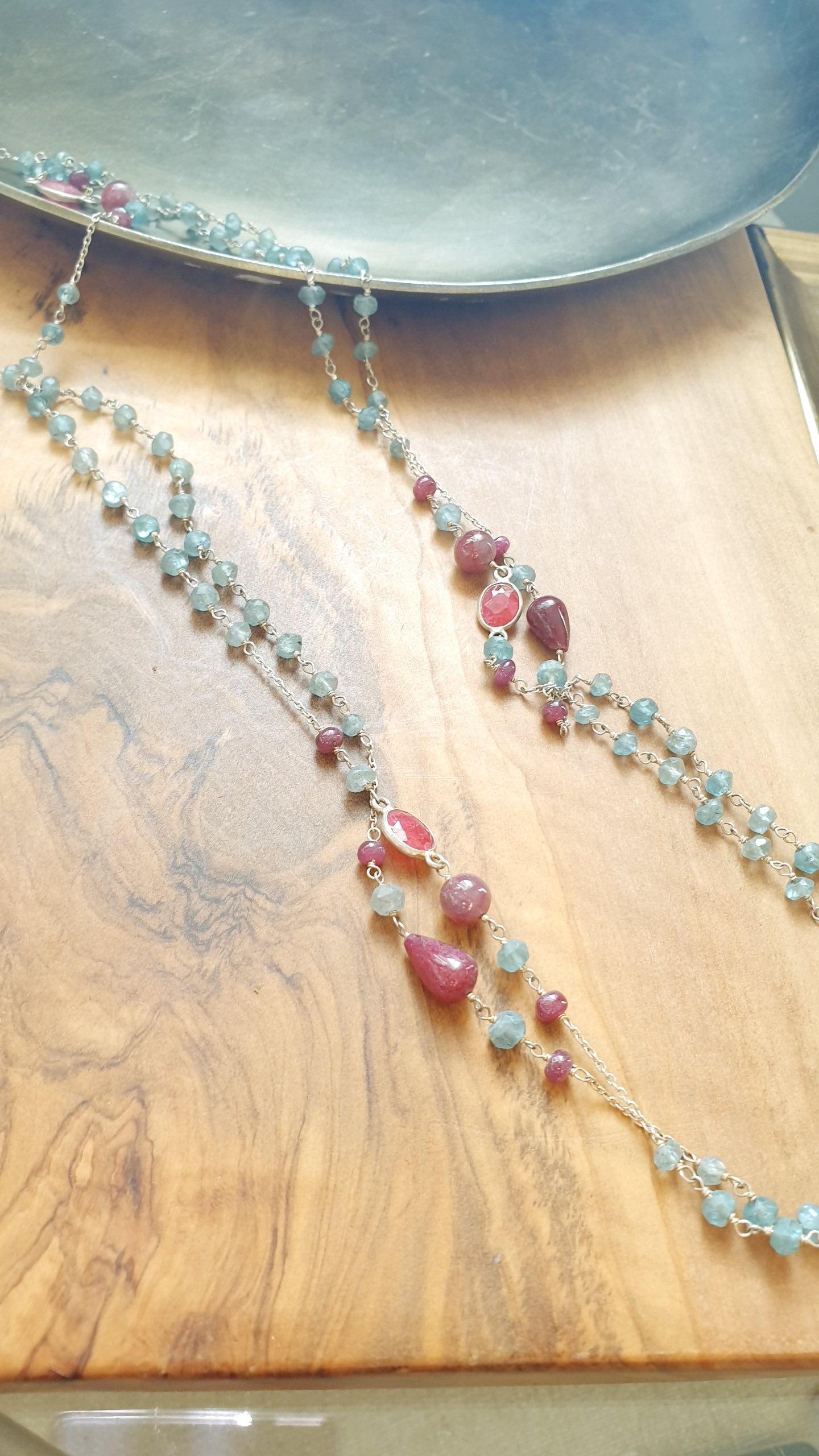 Lunga collana in acquamarina e tormaline