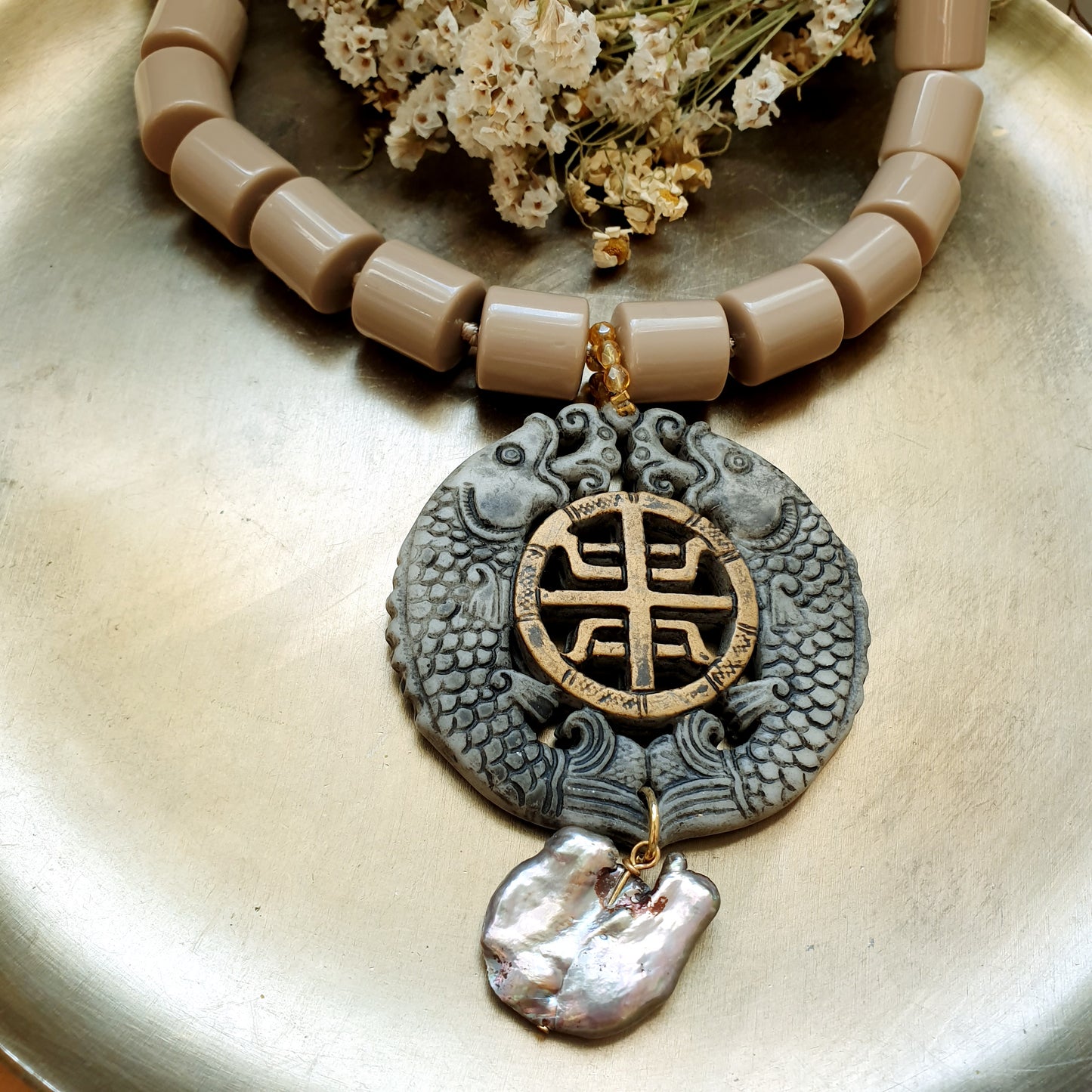 Girocollo in resina con giada intagliata e perla grigia