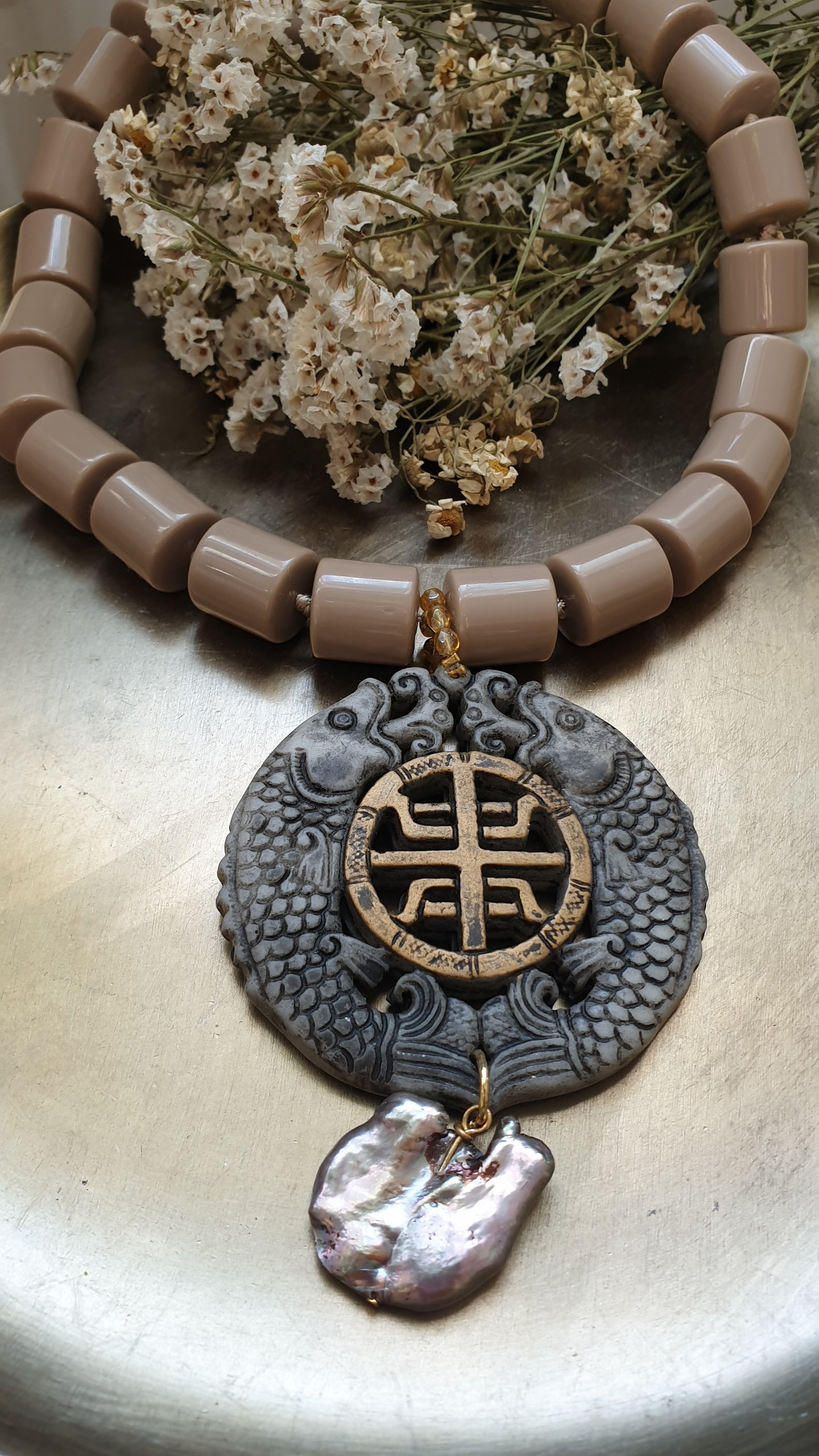 Girocollo in resina con giada intagliata e perla grigia