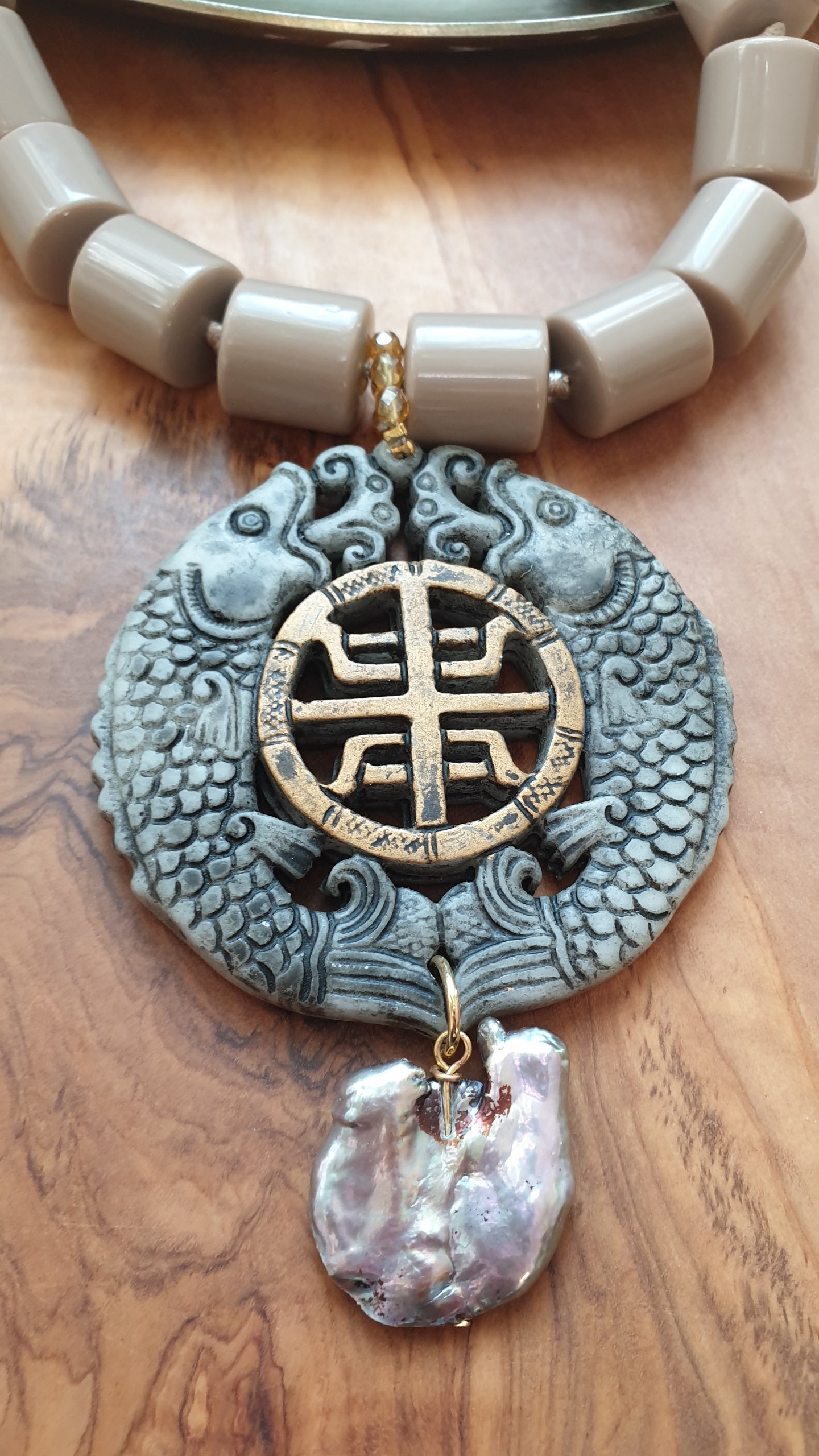 Girocollo in resina con giada intagliata e perla grigia