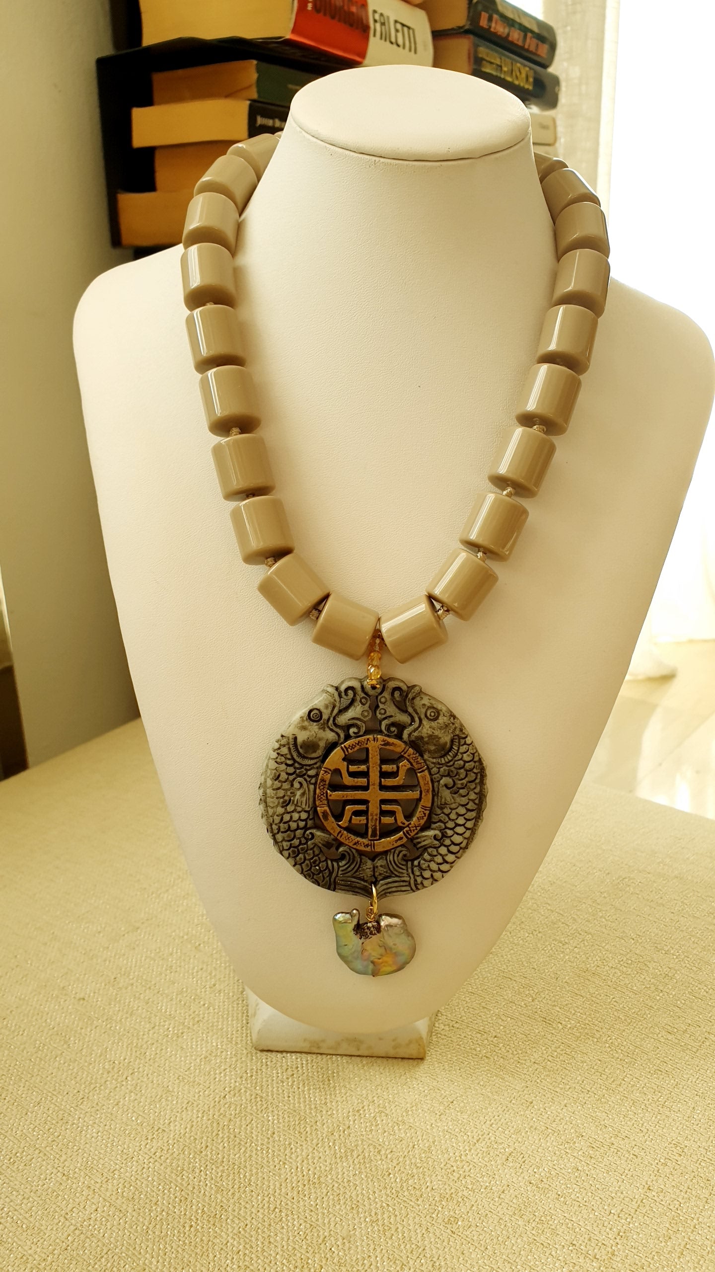 Girocollo in resina con giada intagliata e perla grigia