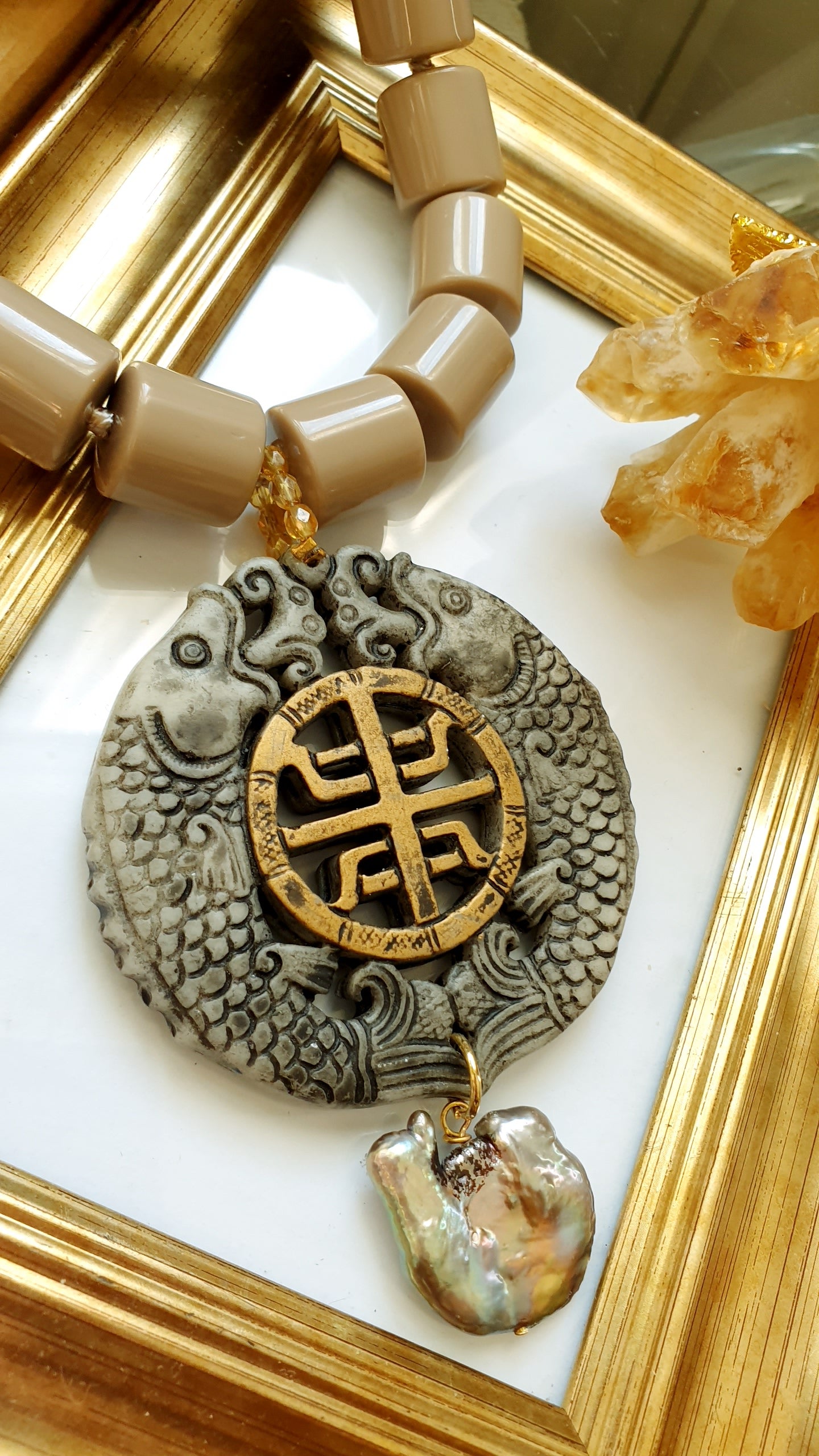 Girocollo in resina con giada intagliata e perla grigia