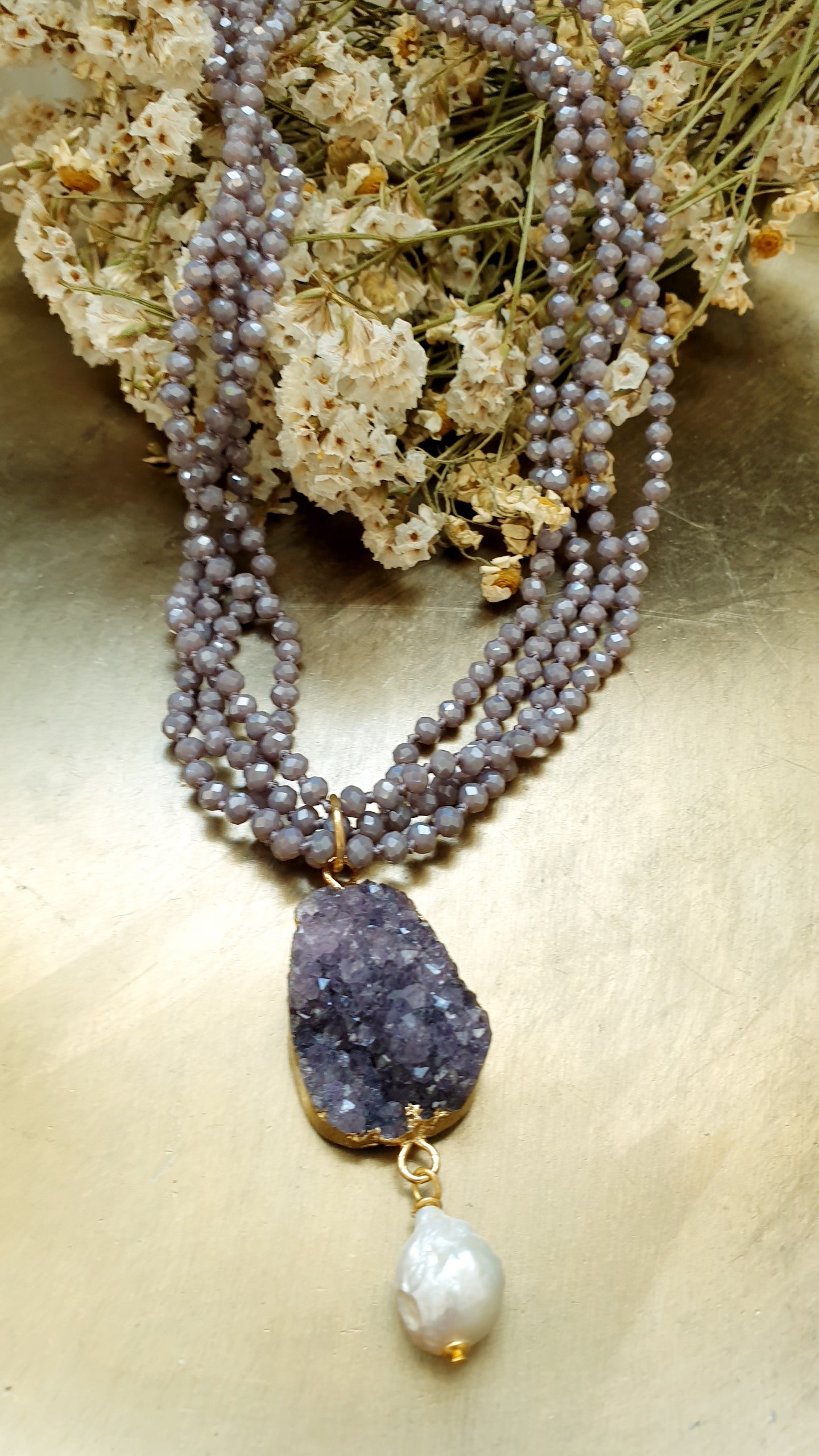 Girocollo di cristallini con drusa di ametista e perla barocca
