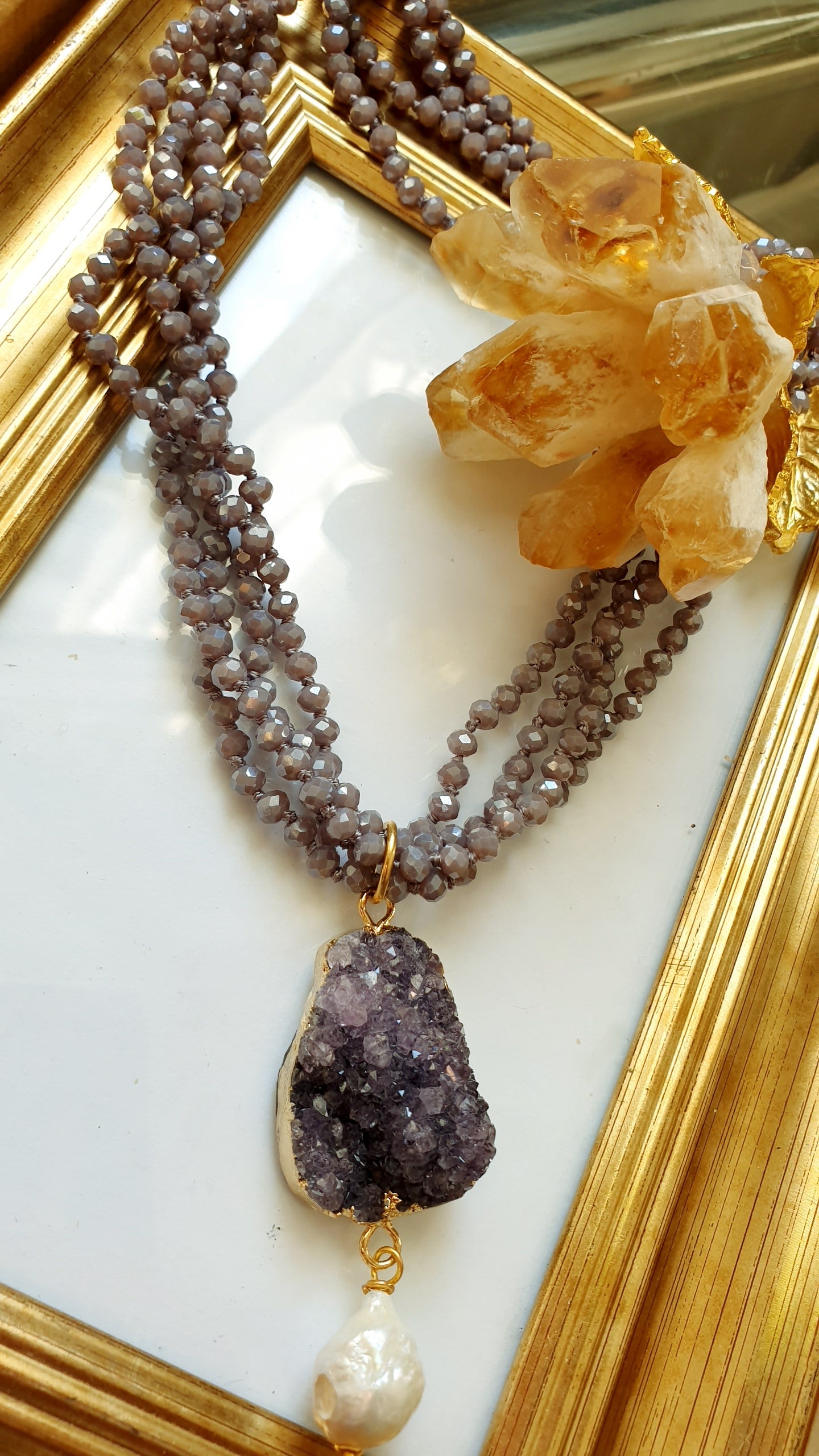 Girocollo di cristallini con drusa di ametista e perla barocca