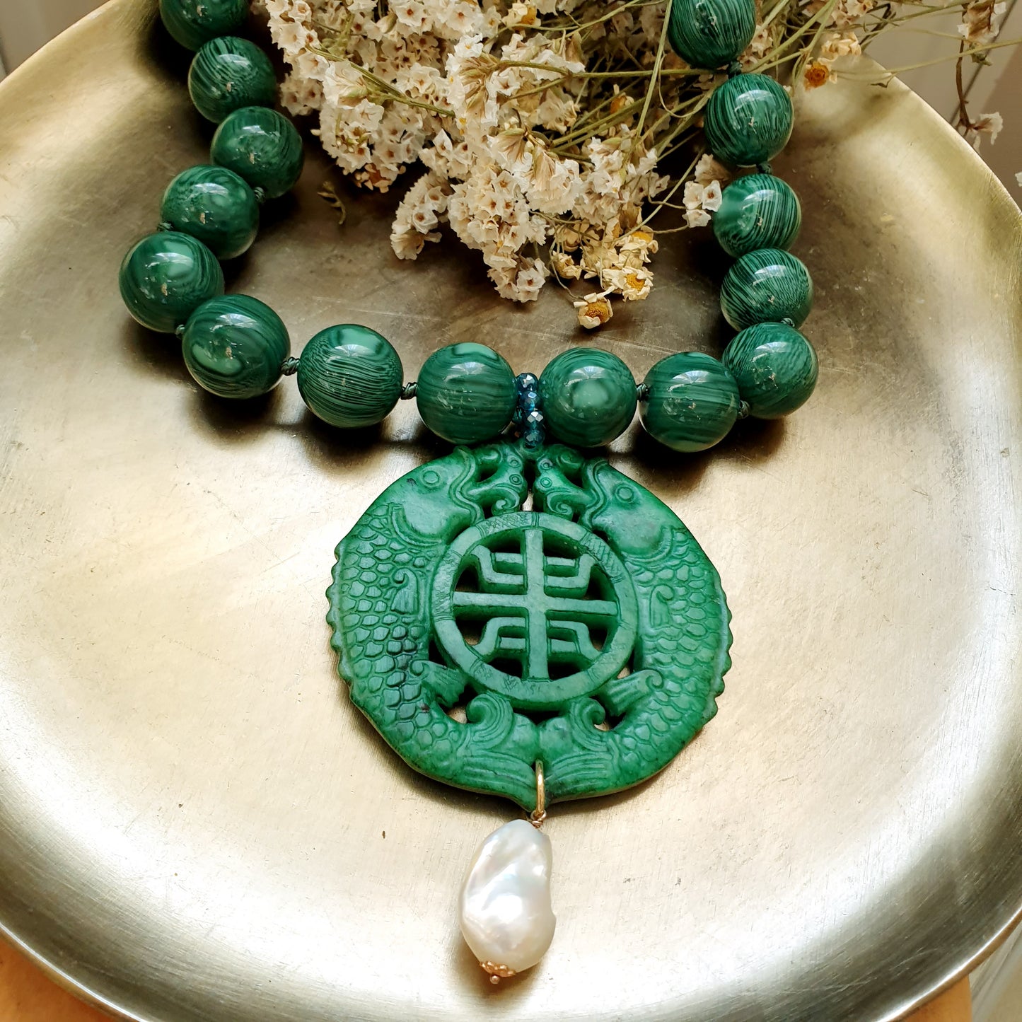 Girocollo in resina con giada e perla barocca