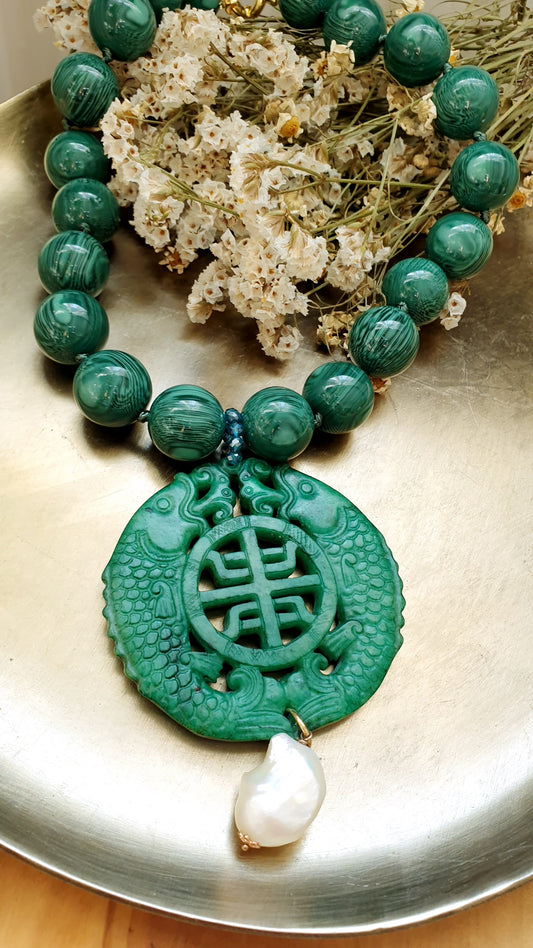 Girocollo in resina con giada e perla barocca