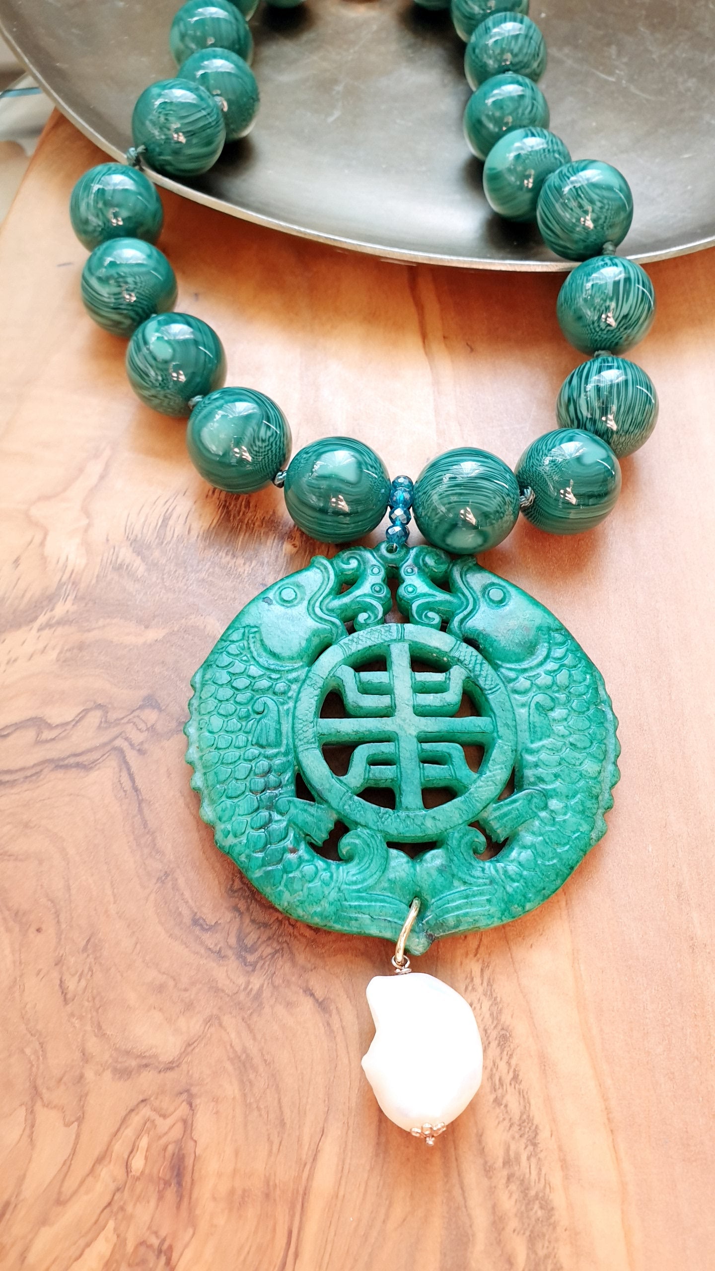 Girocollo in resina con giada e perla barocca