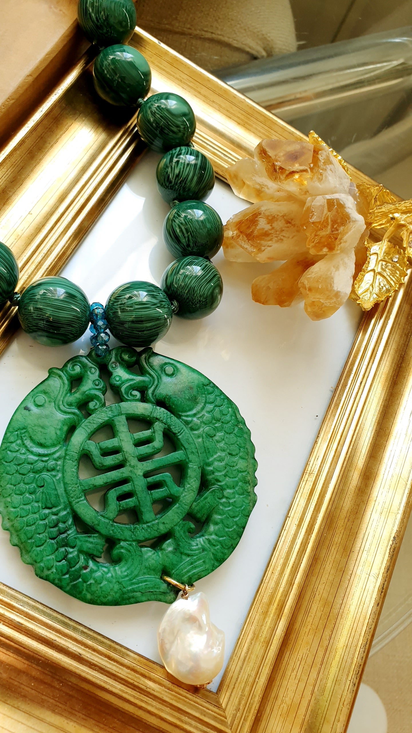 Girocollo in resina con giada e perla barocca