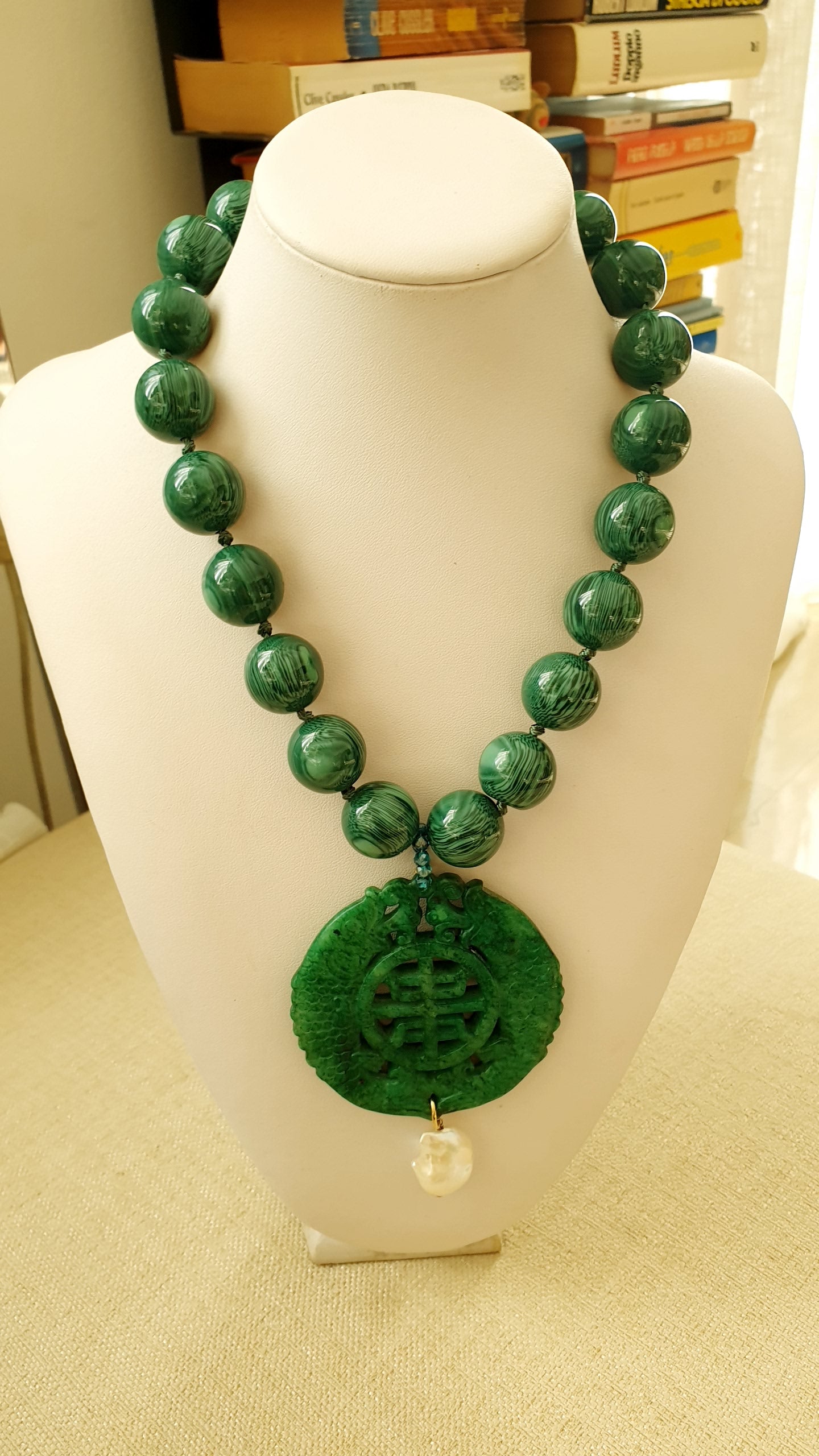 Girocollo in resina con giada e perla barocca