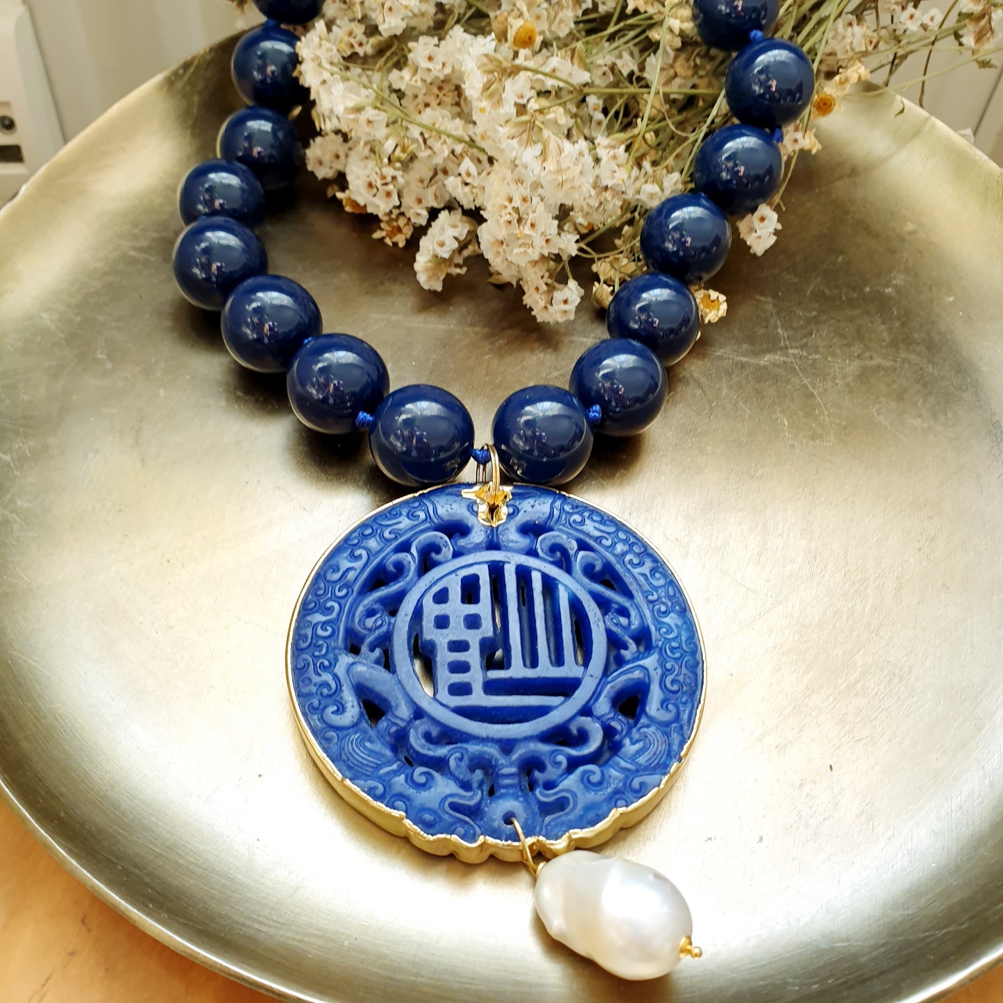 Girocollo in redina blu con giada intagliata e perla barocca