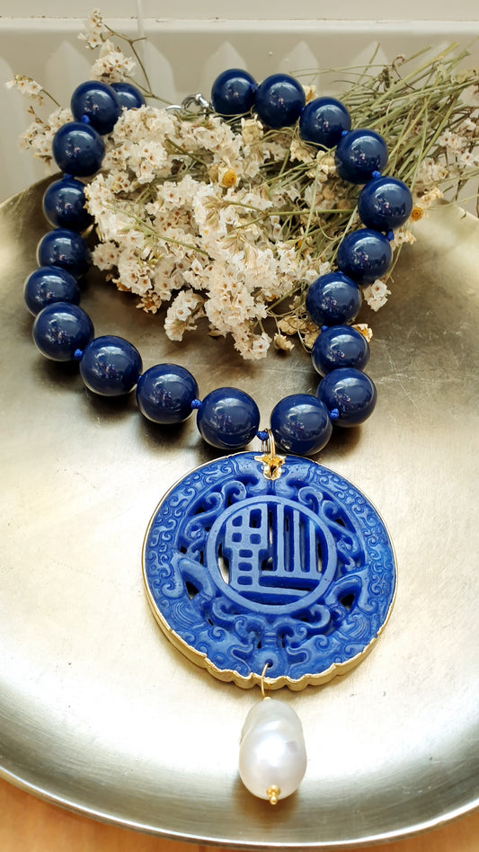 Girocollo in redina blu con giada intagliata e perla barocca