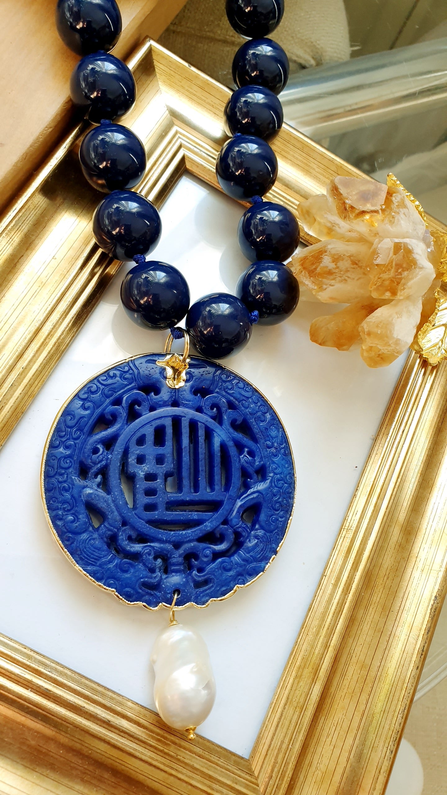 Girocollo in redina blu con giada intagliata e perla barocca