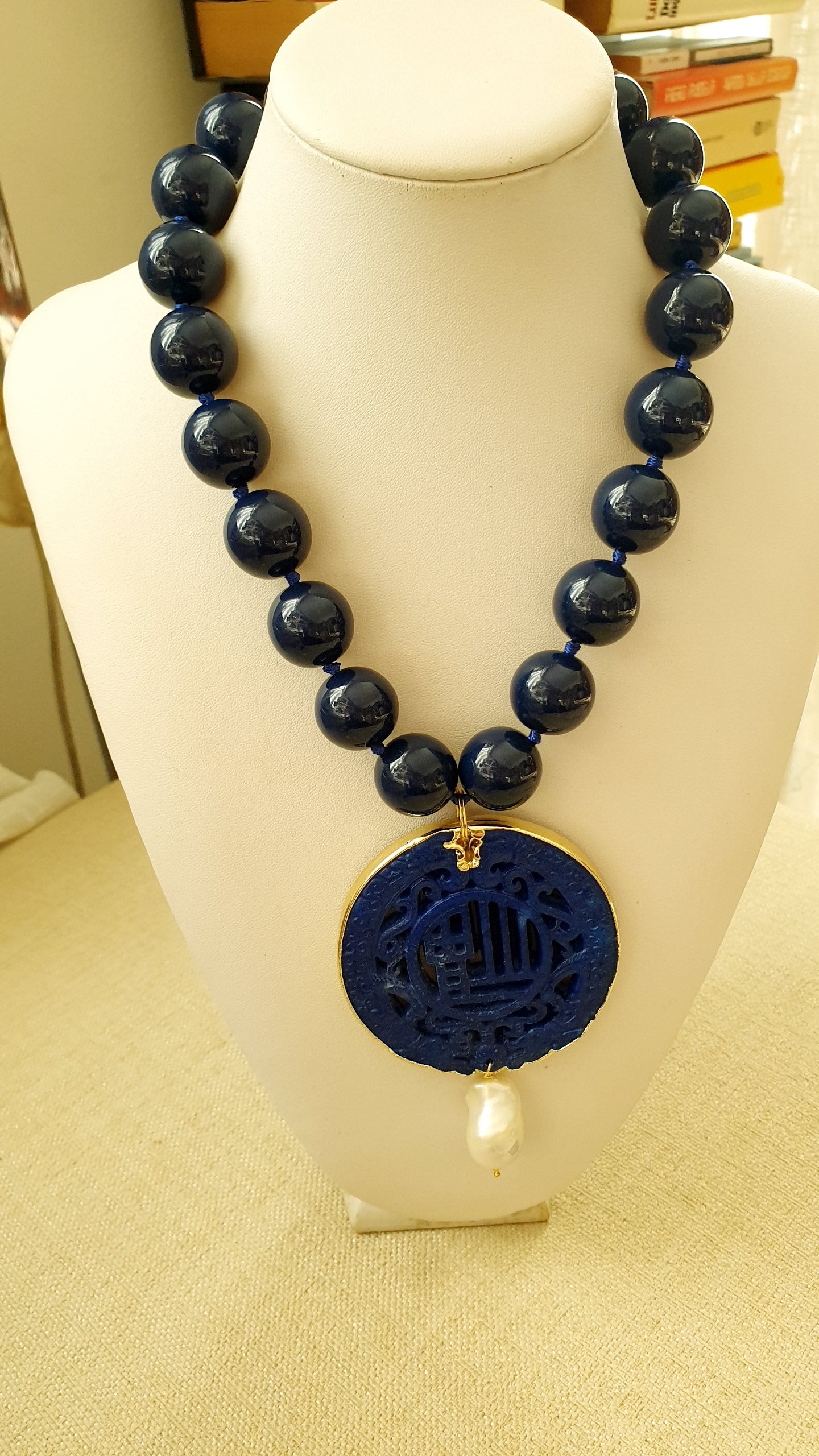 Girocollo in redina blu con giada intagliata e perla barocca