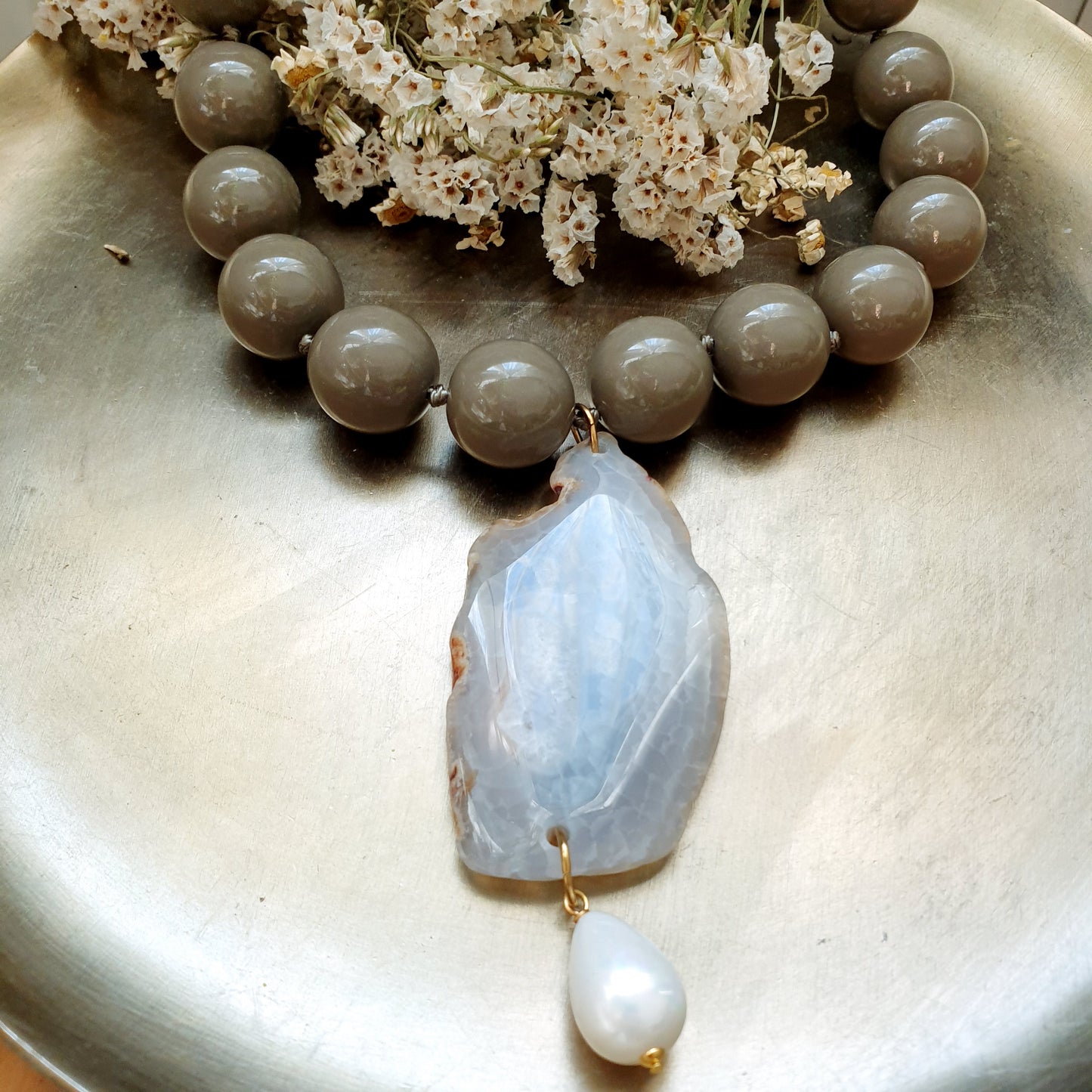 Girocollo in resina con agata e perla di Maiorca.