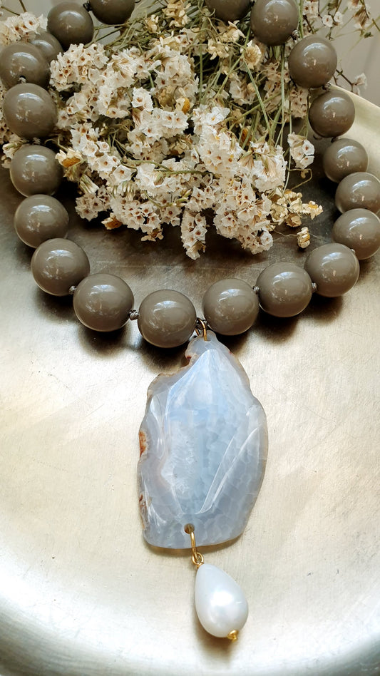 Girocollo in resina con agata e perla di Maiorca.