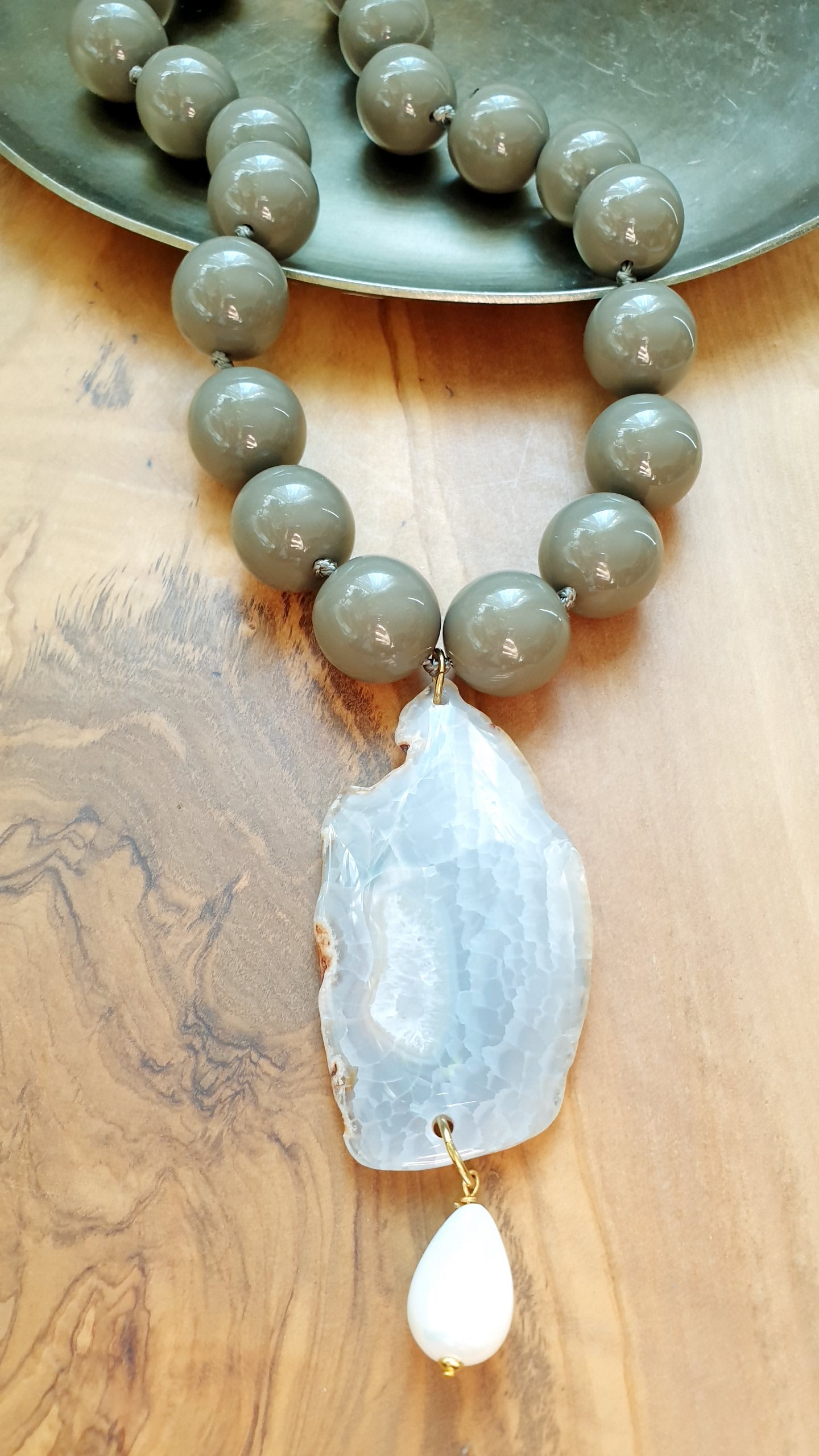 Girocollo in resina con agata e perla di Maiorca.