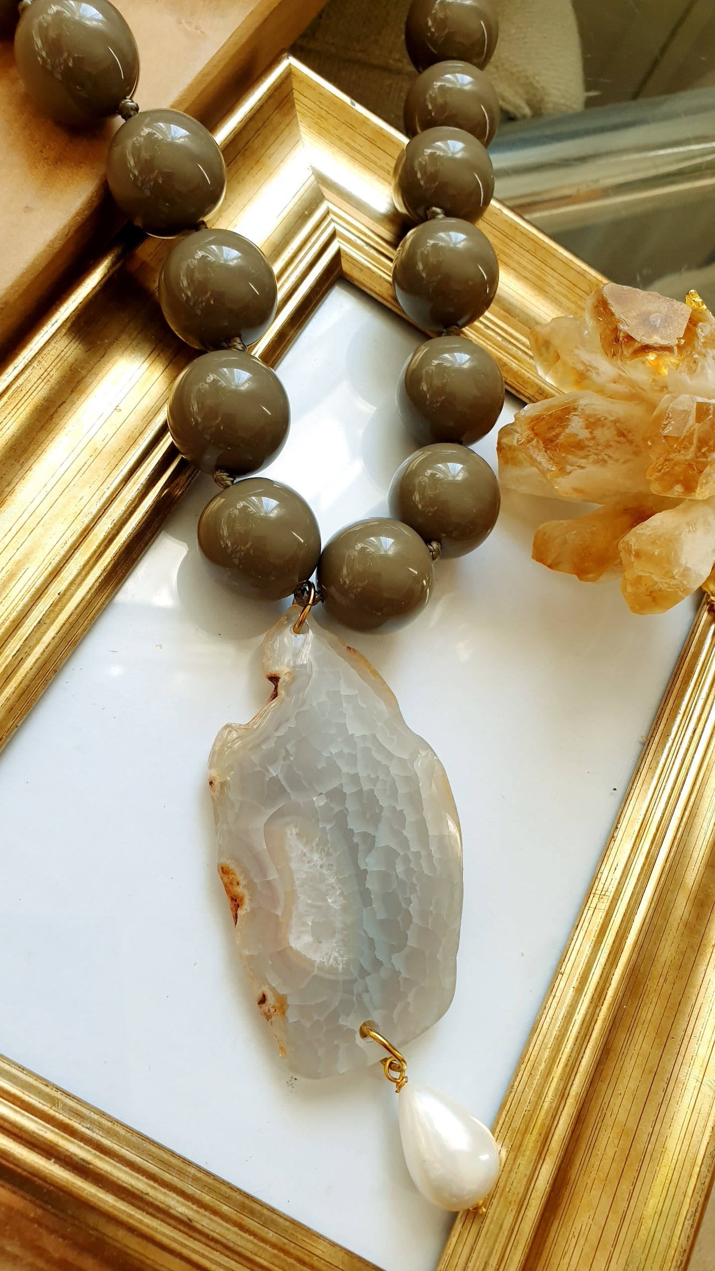 Girocollo in resina con agata e perla di Maiorca.
