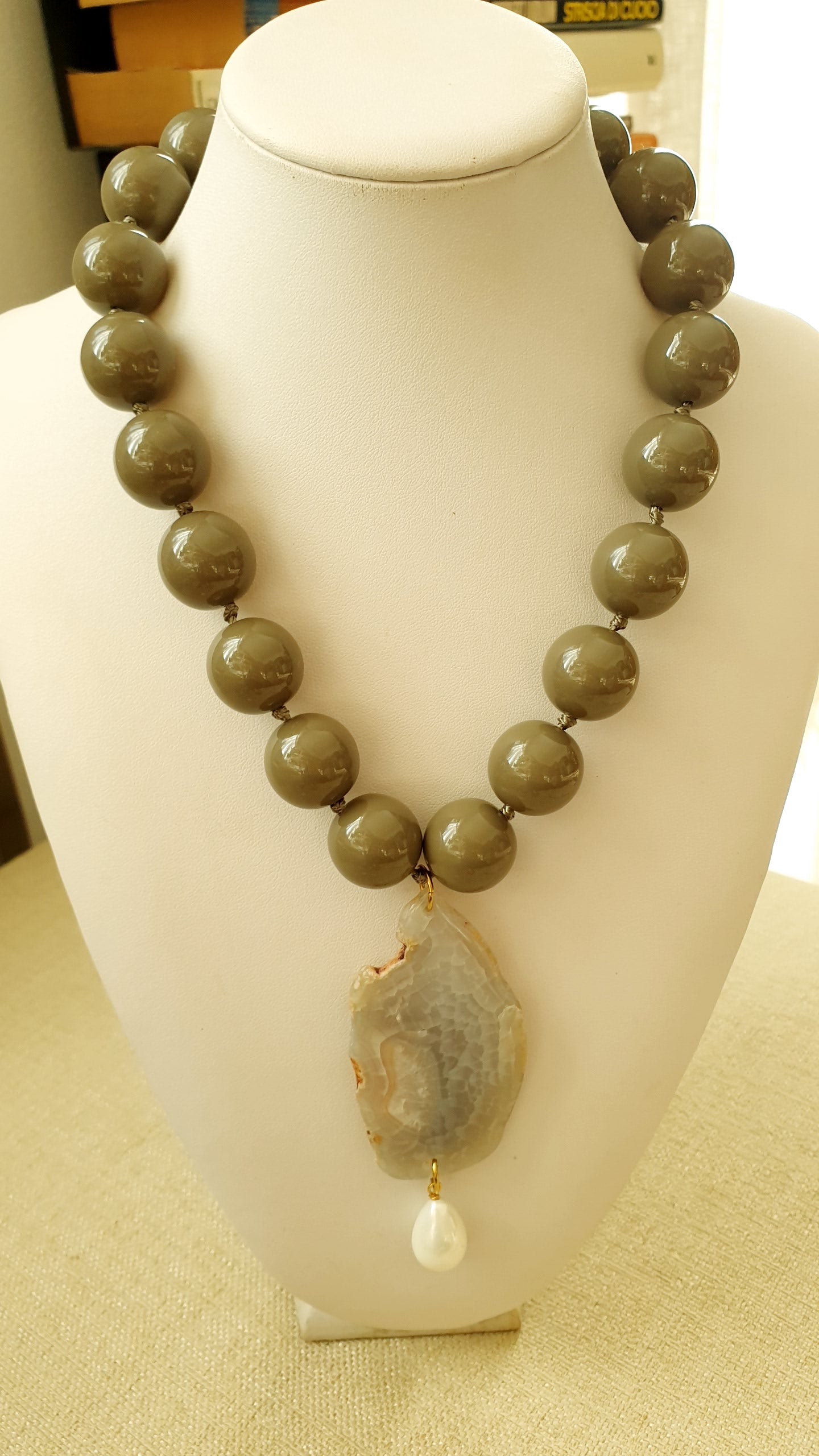 Girocollo in resina con agata e perla di Maiorca.