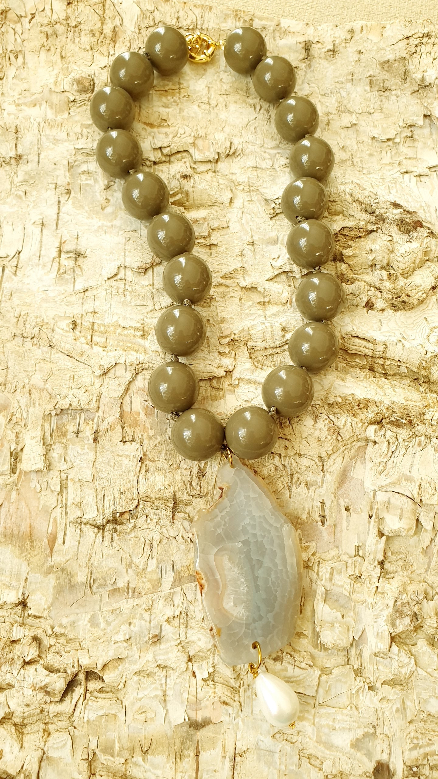 Girocollo in resina con agata e perla di Maiorca.