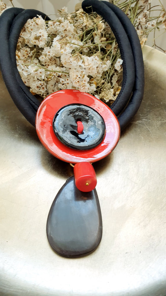 Girocollo in seta con dischi laccati, corno e corallo bamboo