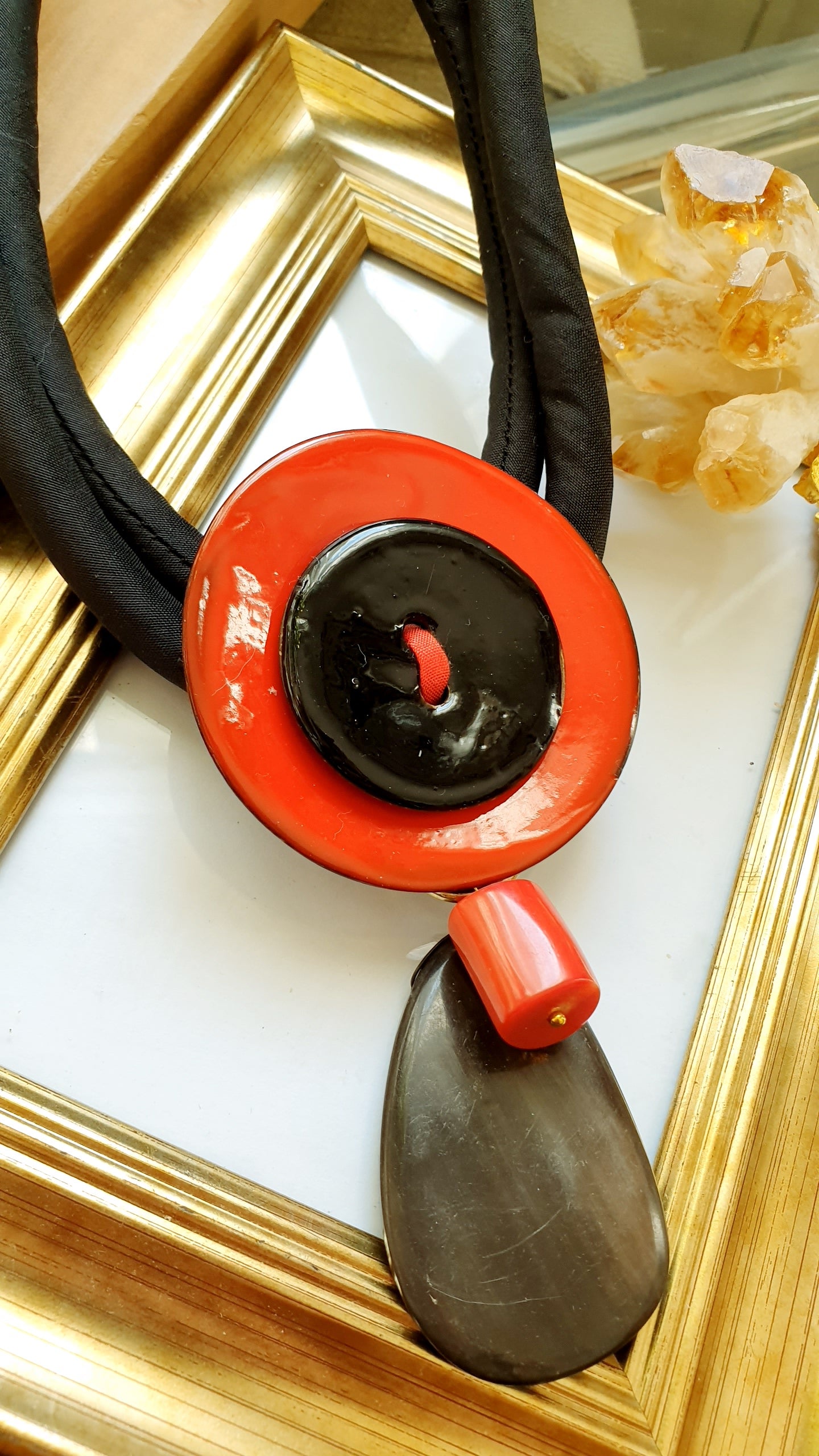 Girocollo in seta con dischi laccati, corno e corallo bamboo