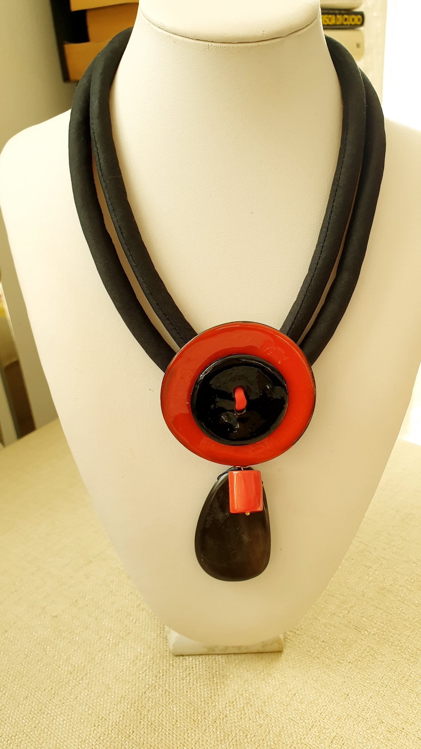 Girocollo in seta con dischi laccati, corno e corallo bamboo