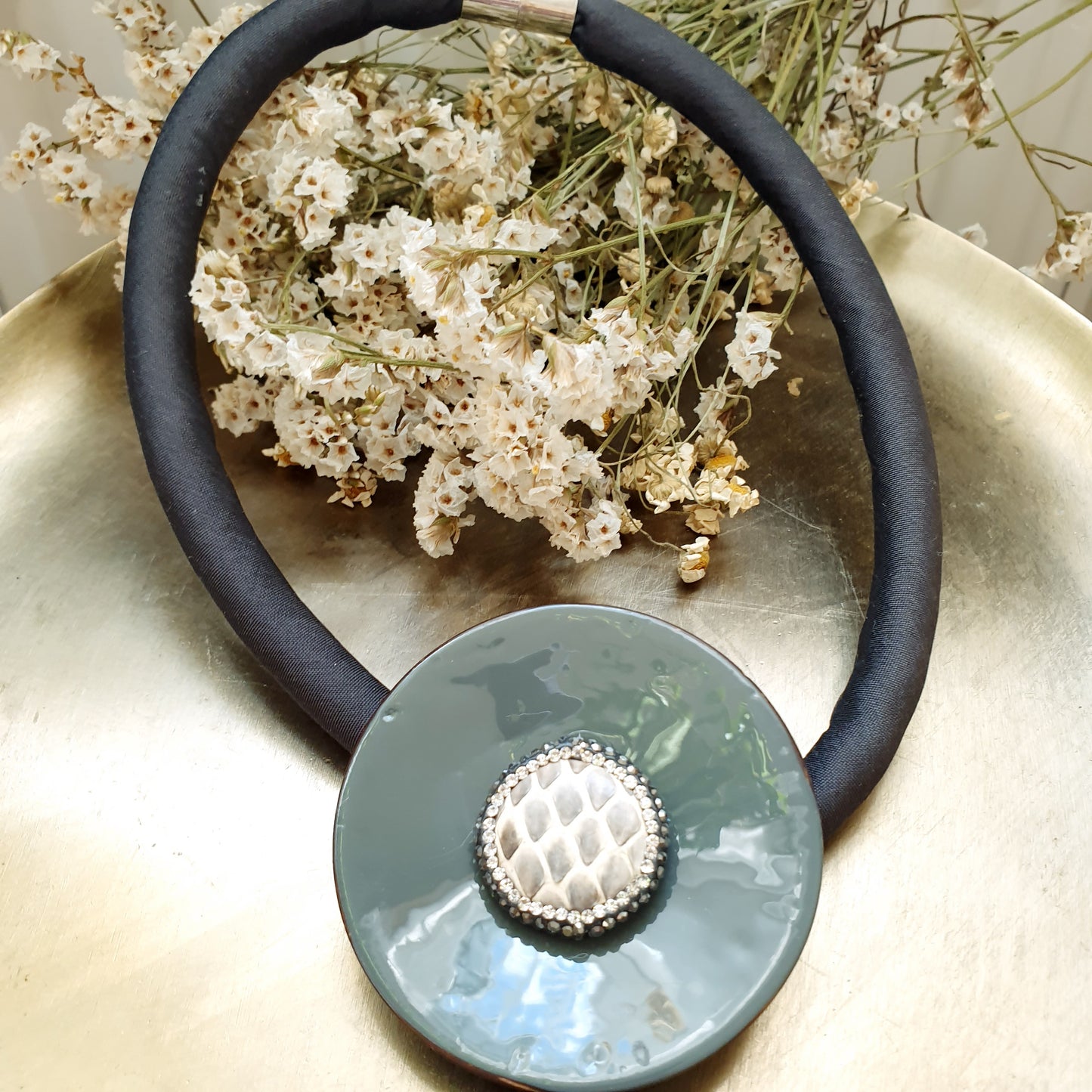 Girocollo in seta con disco laccato grigio, resina e marcassite.