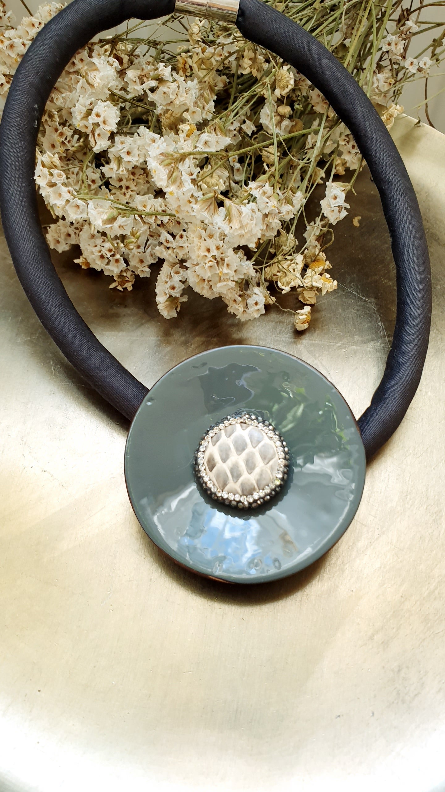 Girocollo in seta con disco laccato grigio, resina e marcassite.