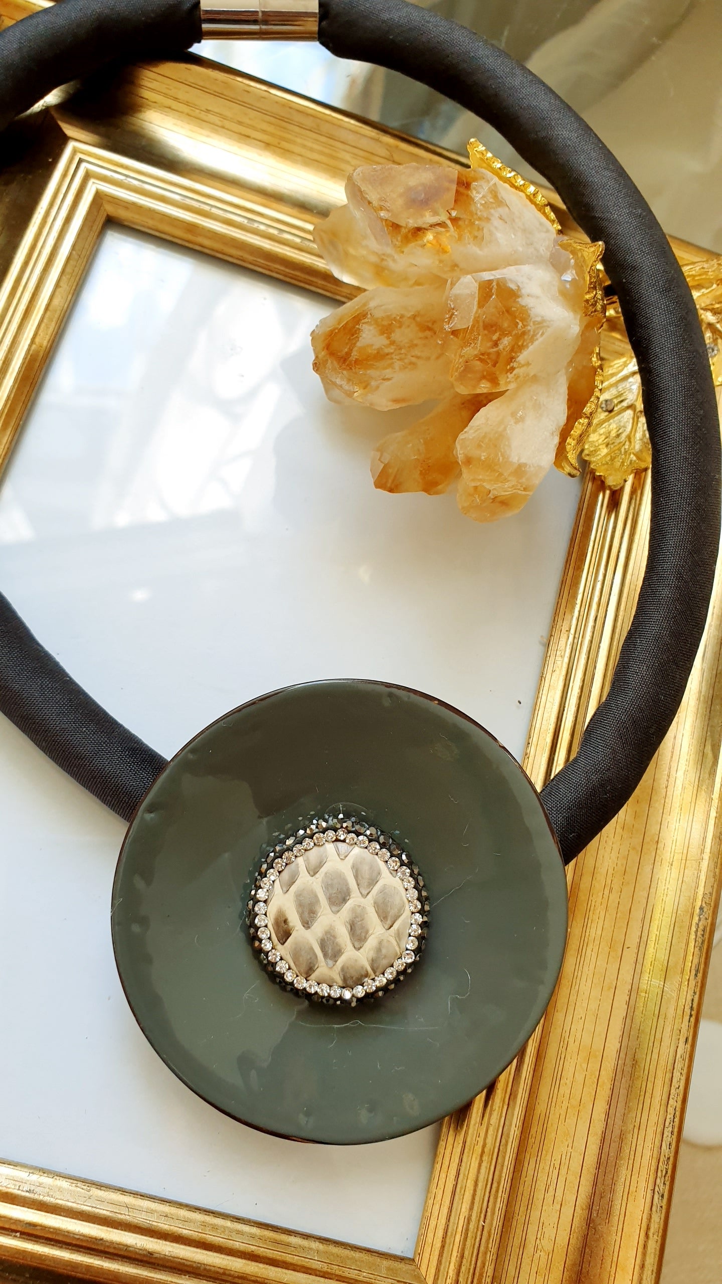 Girocollo in seta con disco laccato grigio, resina e marcassite.